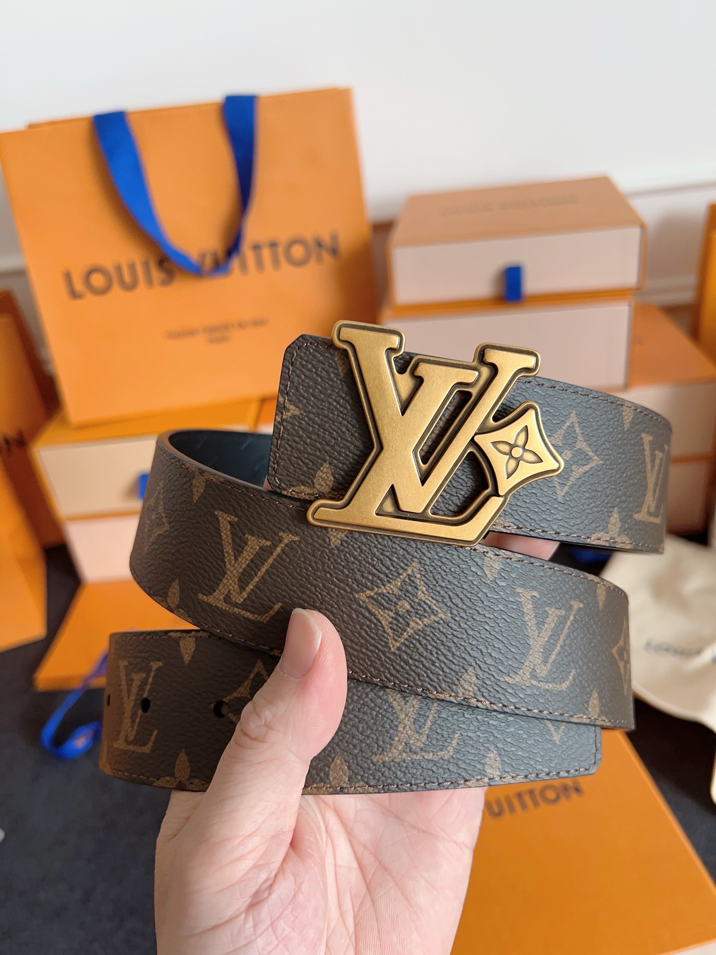 Louis Vuitton 代购级 Lv 驴牌新品 全新 工艺字母搭扣 双面可用 上身效果极佳 质感超好 M4061