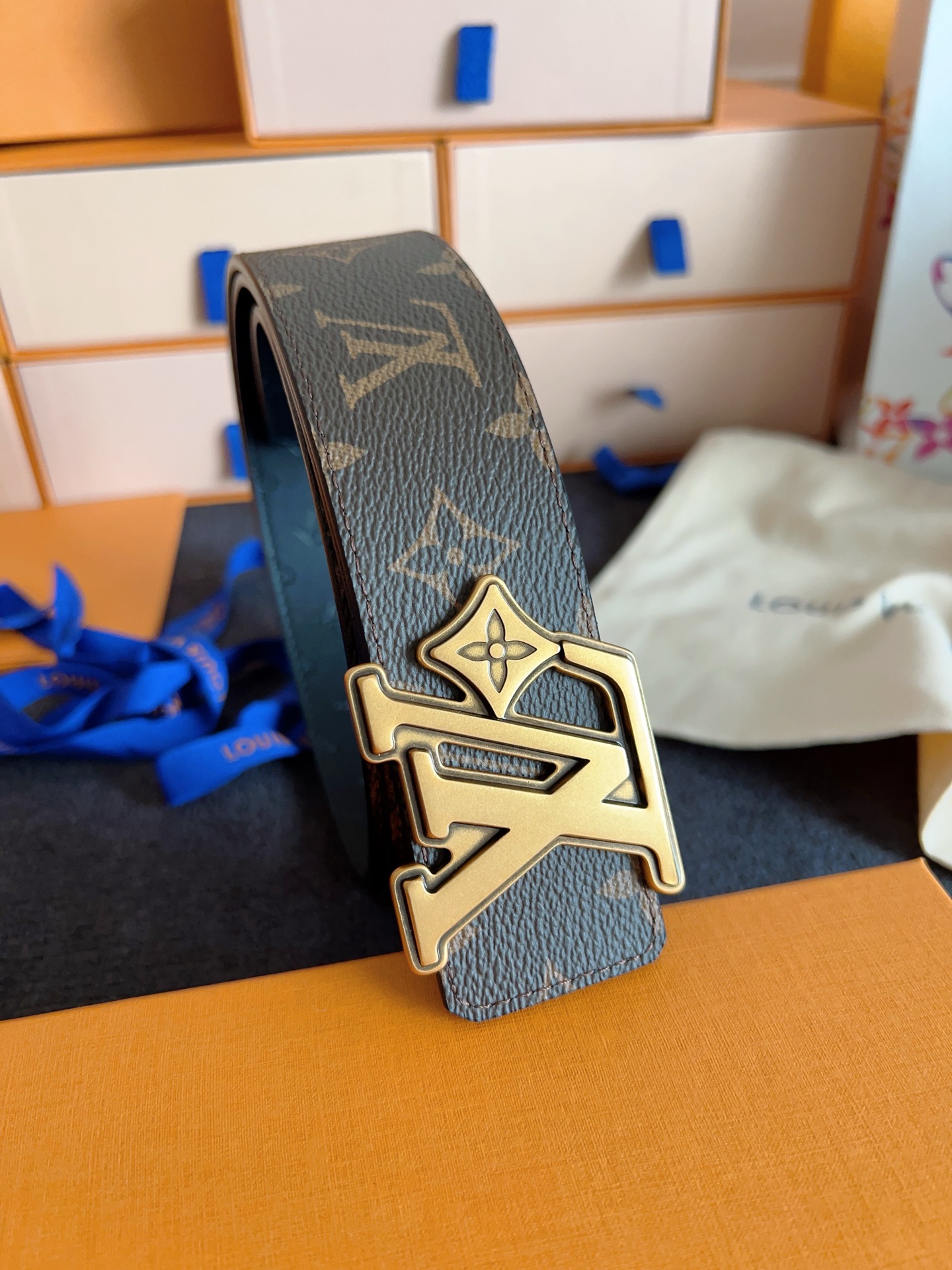 Louis Vuitton 代购级 Lv 驴牌新品 全新 工艺字母搭扣 双面可用 上身效果极佳 质感超好 M4061