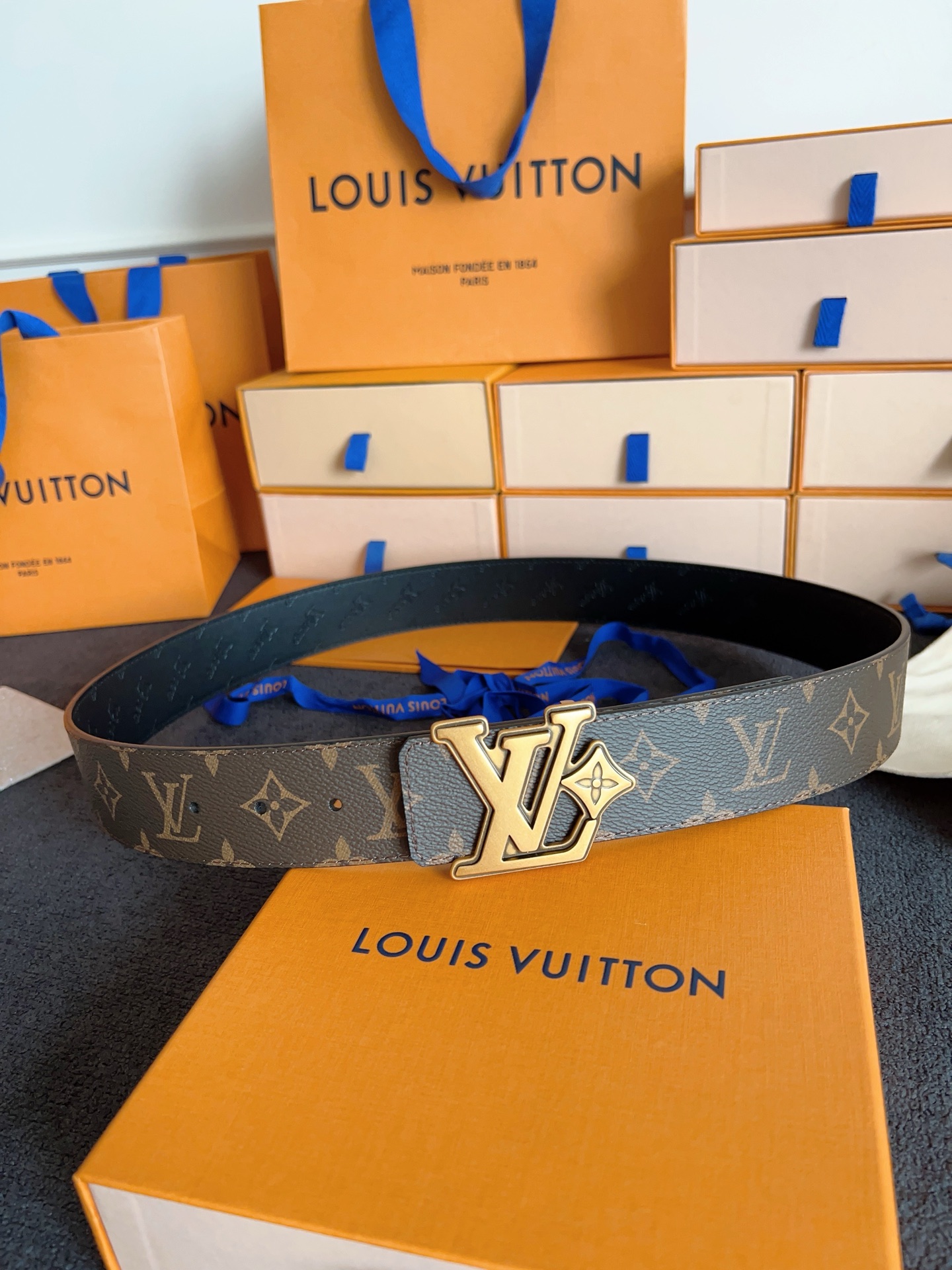 Louis Vuitton 代购级 Lv 驴牌新品 全新 工艺字母搭扣 双面可用 上身效果极佳 质感超好 M4061