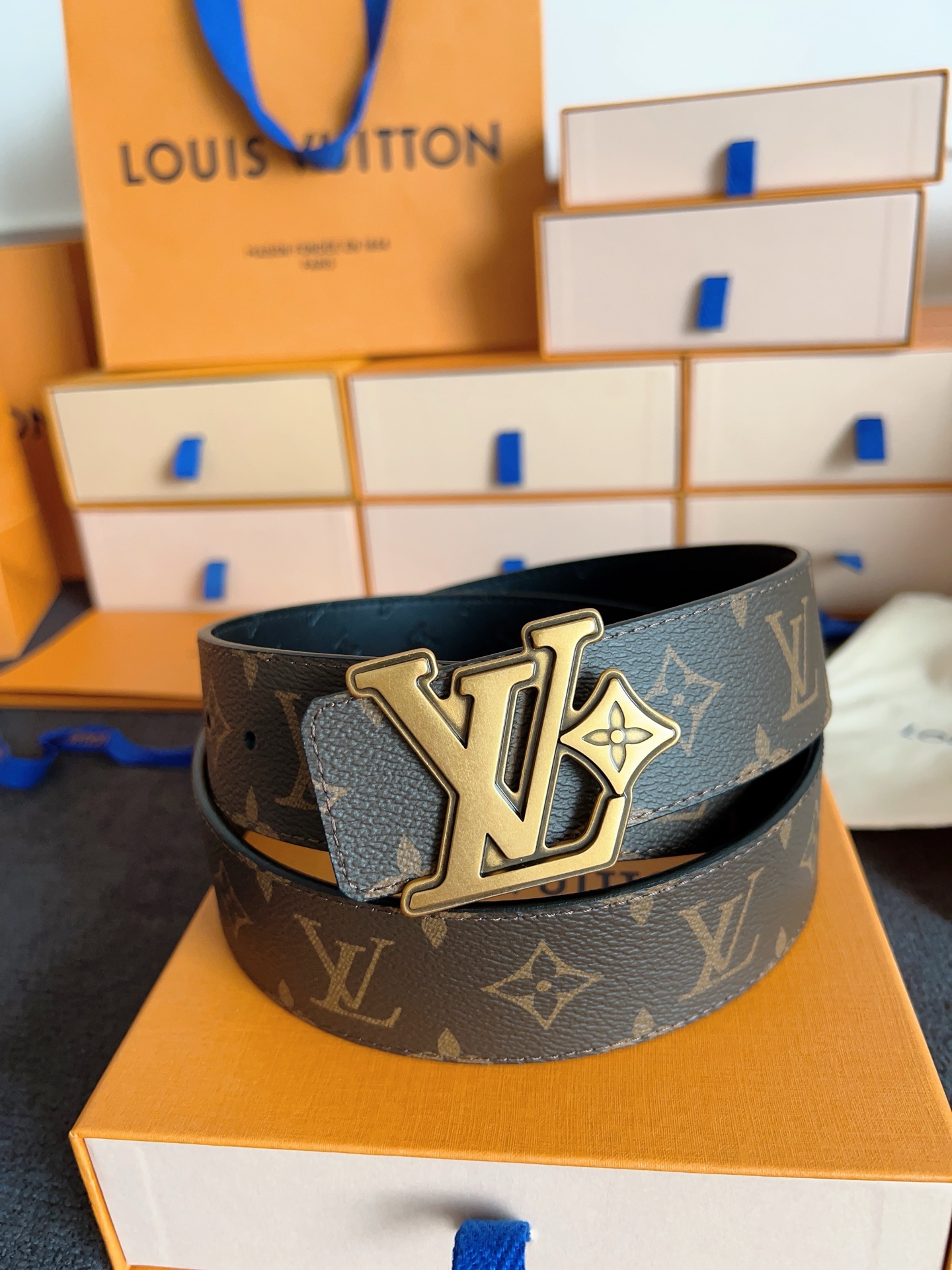 Louis Vuitton 代购级 Lv 驴牌新品 全新 工艺字母搭扣 双面可用 上身效果极佳 质感超好 M4061