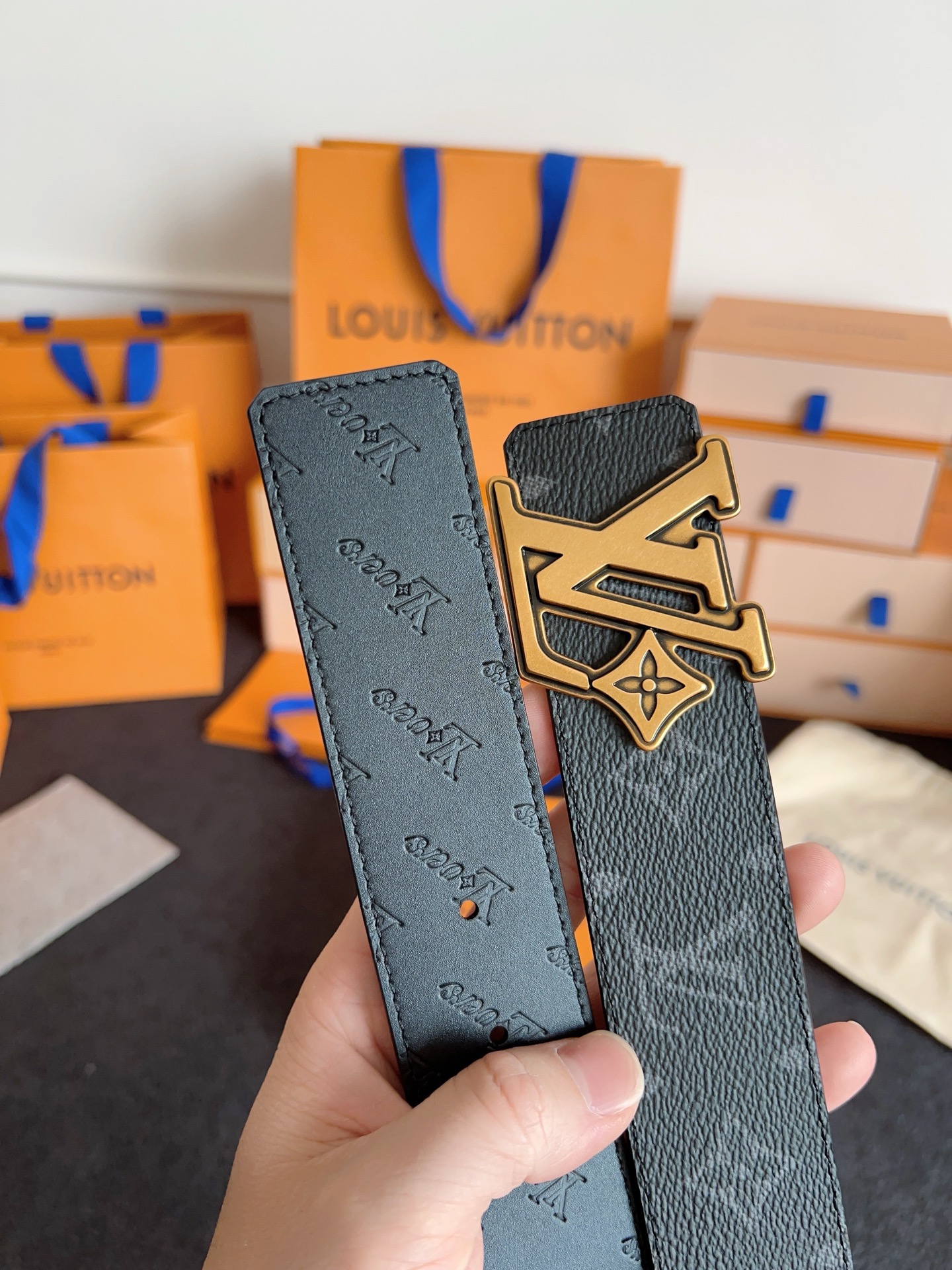Louis Vuitton 代购级 Lv 驴牌新品 全新 工艺字母搭扣 双面可用 上身效果极佳 质感超好 M4110
