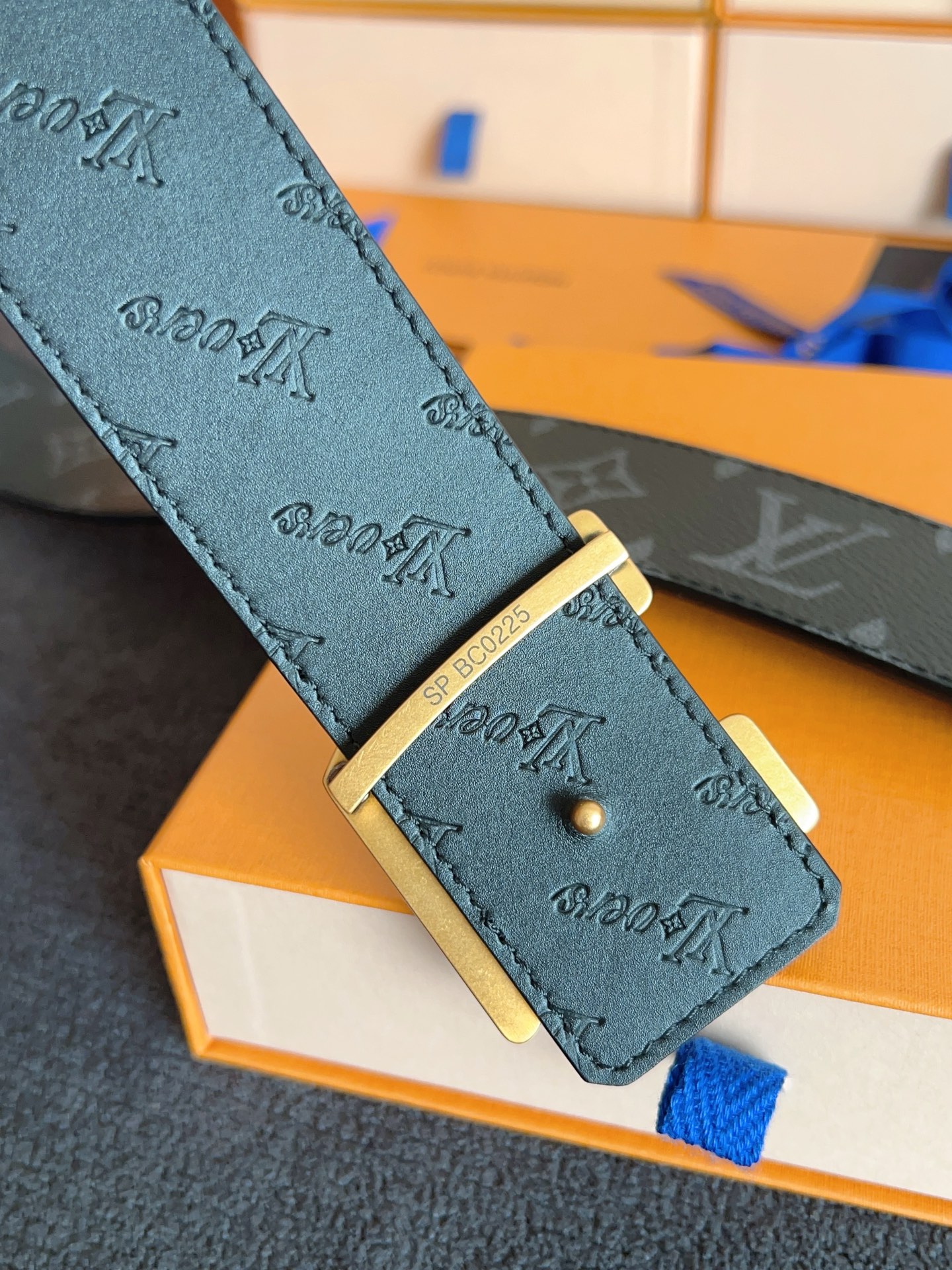 Louis Vuitton 代购级 Lv 驴牌新品 全新 工艺字母搭扣 双面可用 上身效果极佳 质感超好 M4110