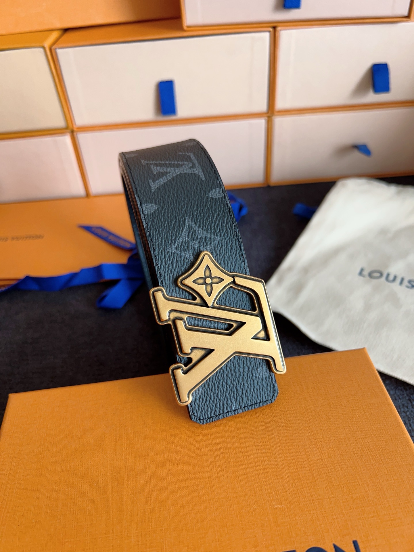 Louis Vuitton 代购级 Lv 驴牌新品 全新 工艺字母搭扣 双面可用 上身效果极佳 质感超好 M4110