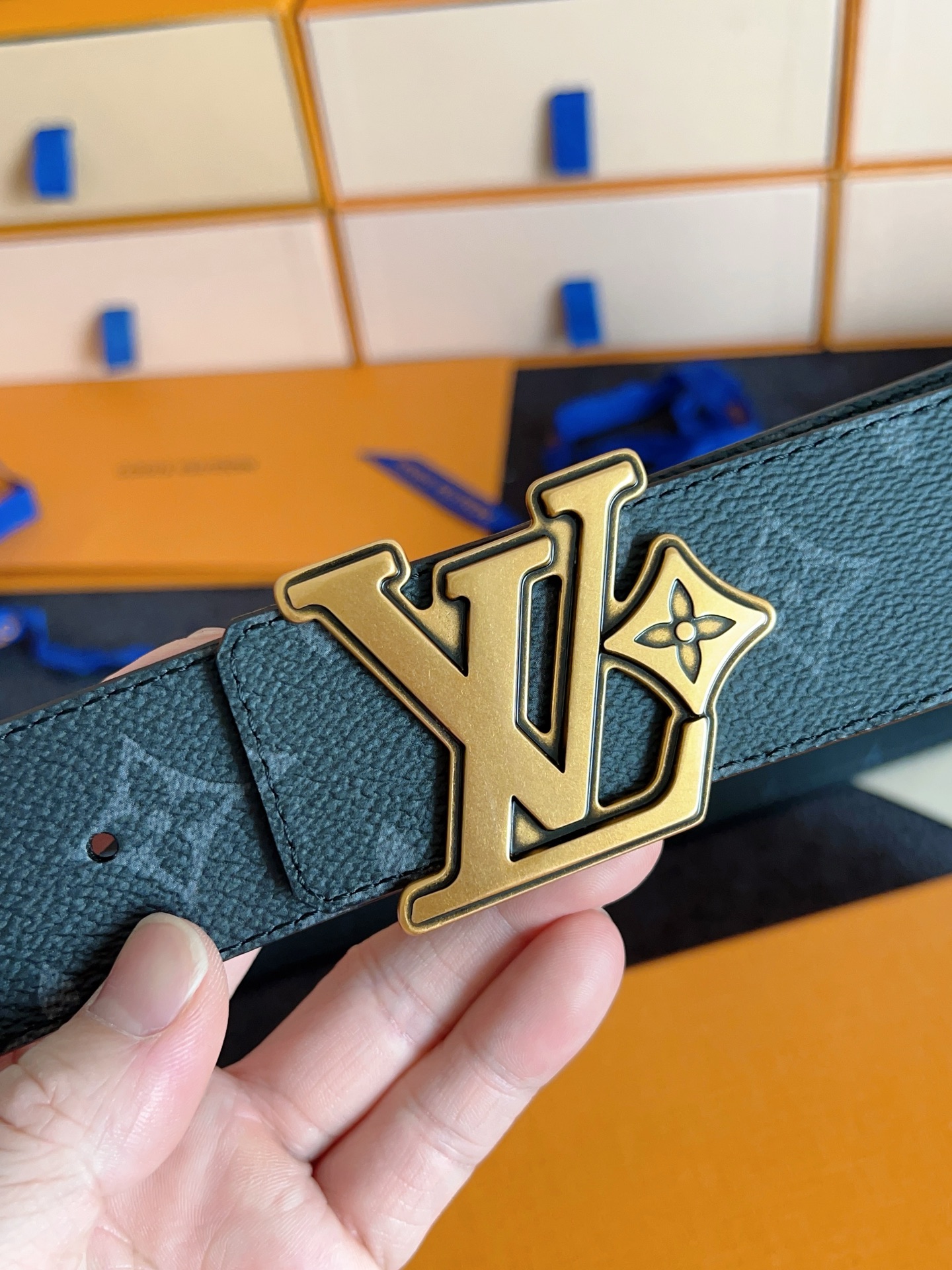 Louis Vuitton 代购级 Lv 驴牌新品 全新 工艺字母搭扣 双面可用 上身效果极佳 质感超好 M4110