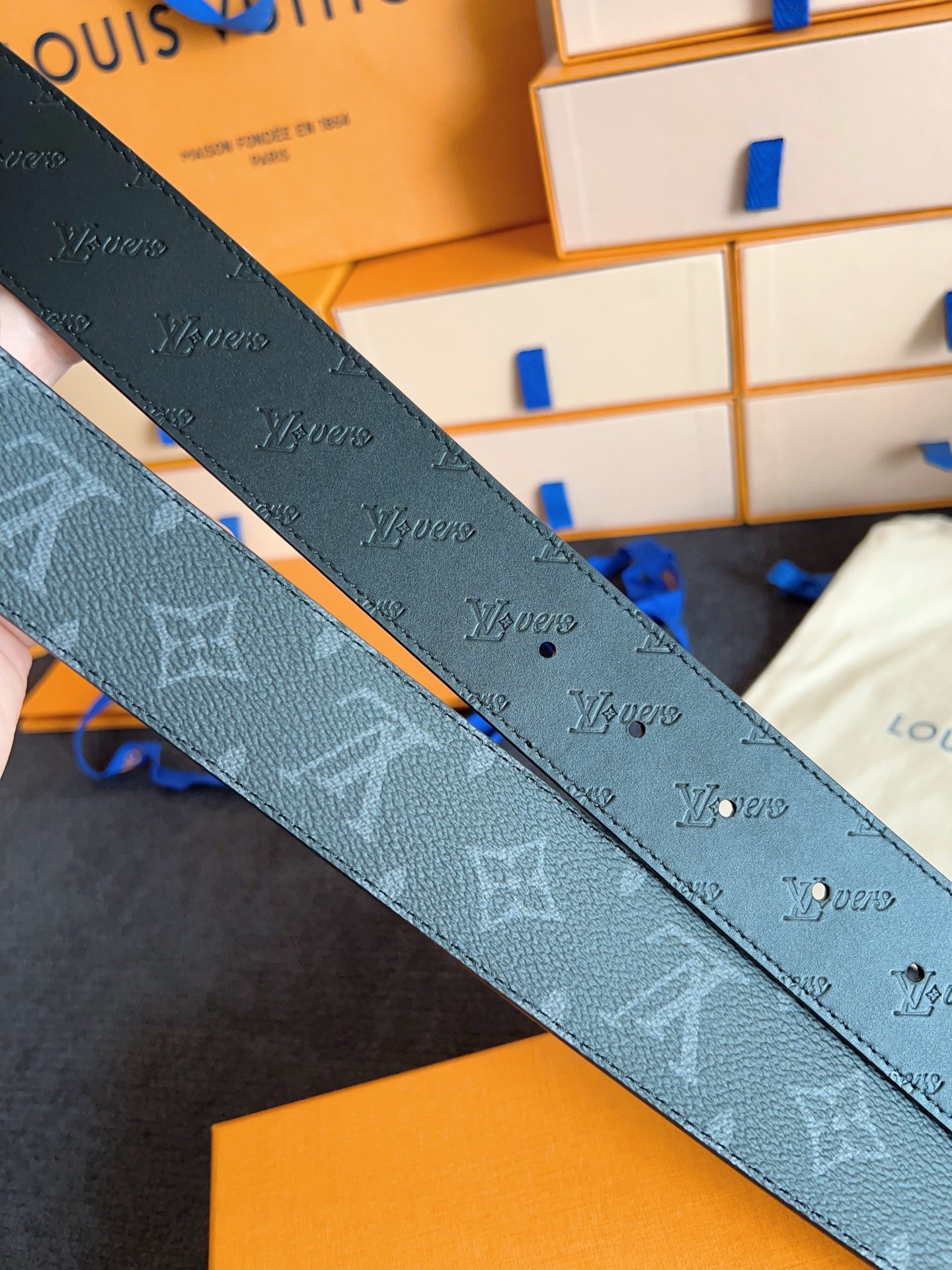 Louis Vuitton 代购级 Lv 驴牌新品 全新 工艺字母搭扣 双面可用 上身效果极佳 质感超好 M4110