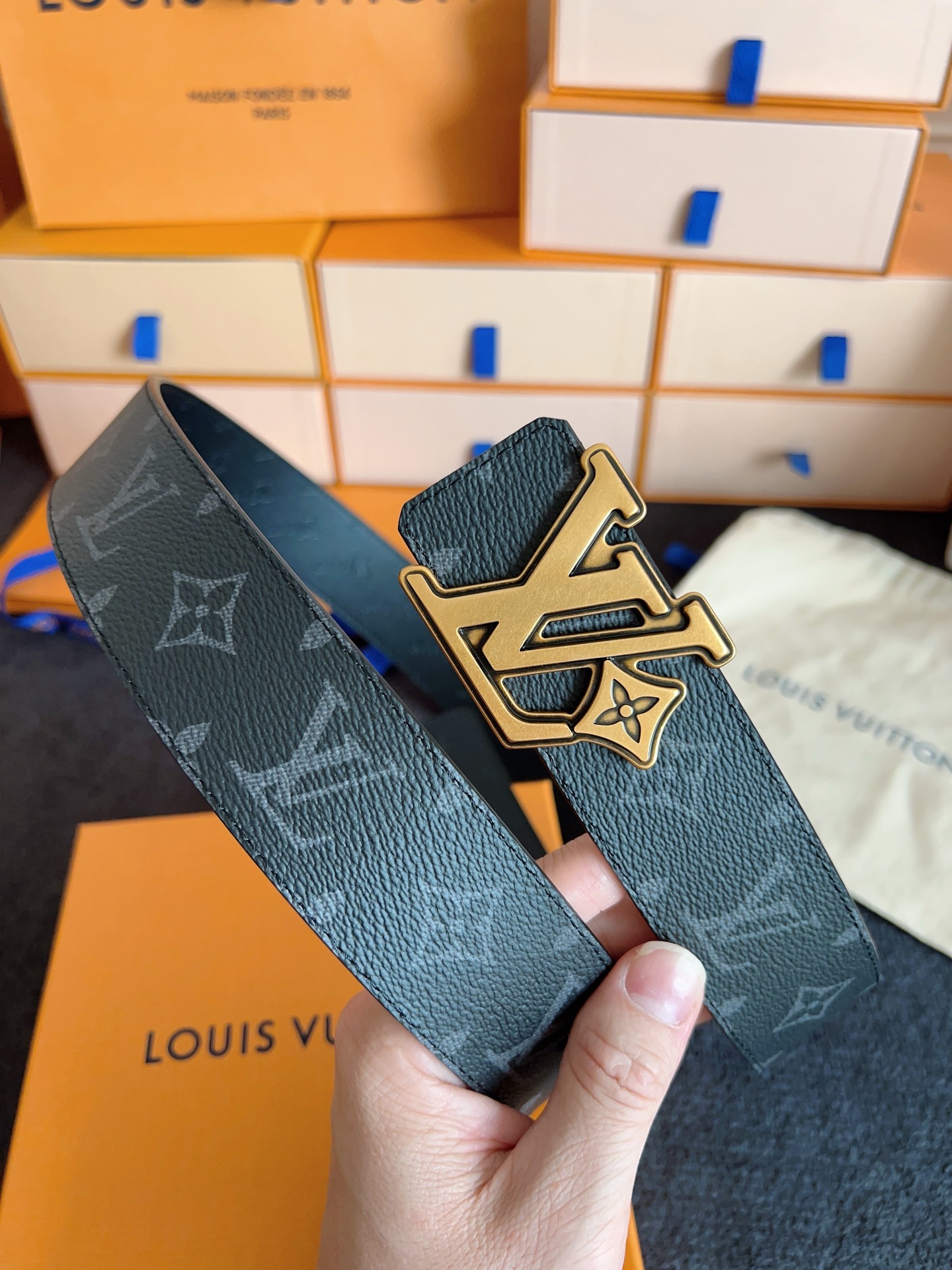 Louis Vuitton 代购级 Lv 驴牌新品 全新 工艺字母搭扣 双面可用 上身效果极佳 质感超好 M4110