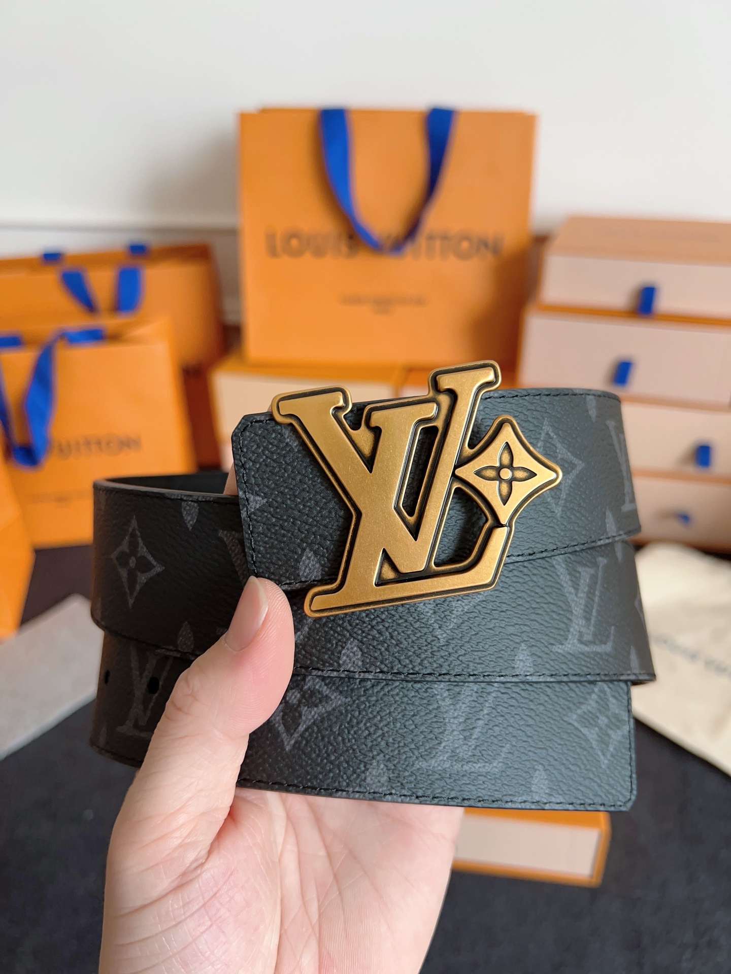 Louis Vuitton 代购级 Lv 驴牌新品 全新 工艺字母搭扣 双面可用 上身效果极佳 质感超好 M4110