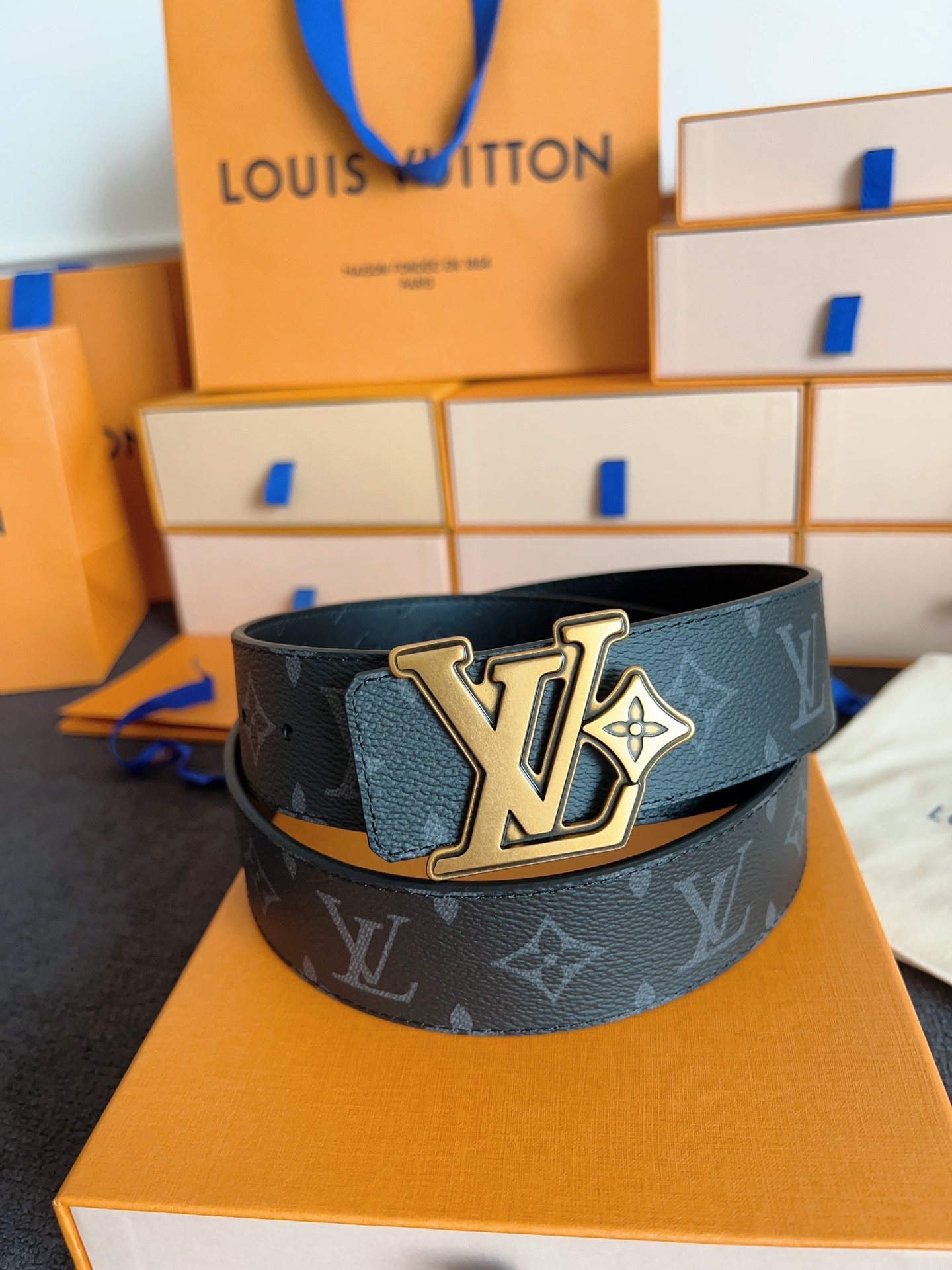 Louis Vuitton 代购级 Lv 驴牌新品 全新 工艺字母搭扣 双面可用 上身效果极佳 质感超好 M4110