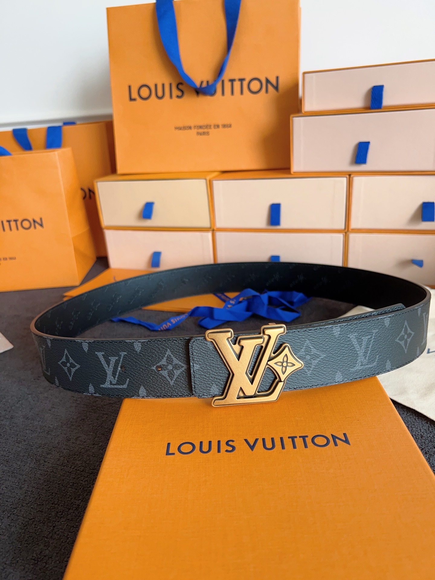 Louis Vuitton 代购级 Lv 驴牌新品 全新 工艺字母搭扣 双面可用 上身效果极佳 质感超好 M4110