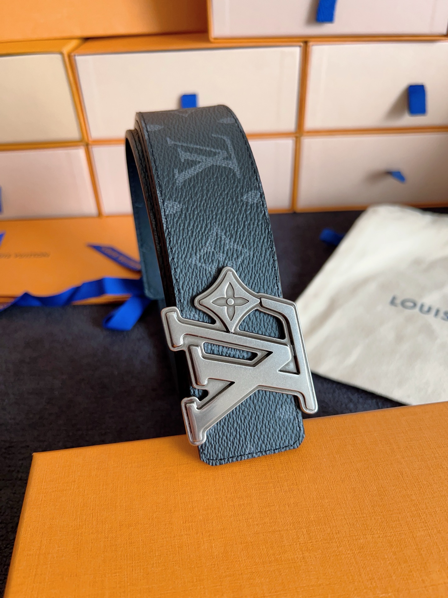 P LV 奢华款现代 饰以雅致大方的标志性 柔软结实的皮带，双色搭配可双面使用；可搭配从礼服到休闲装各种