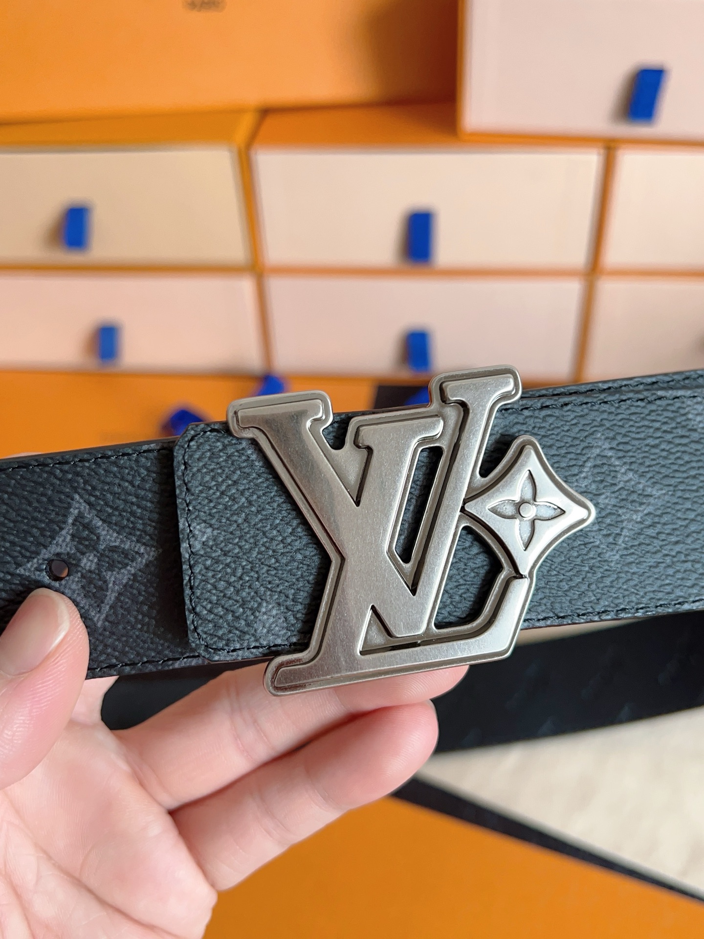 P LV 奢华款现代 饰以雅致大方的标志性 柔软结实的皮带，双色搭配可双面使用；可搭配从礼服到休闲装各种