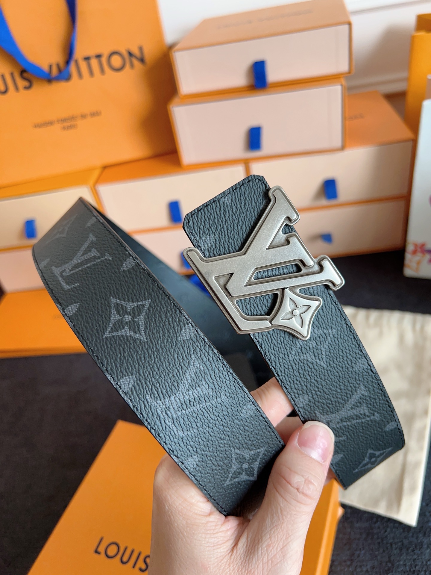 P LV 奢华款现代 饰以雅致大方的标志性 柔软结实的皮带，双色搭配可双面使用；可搭配从礼服到休闲装各种