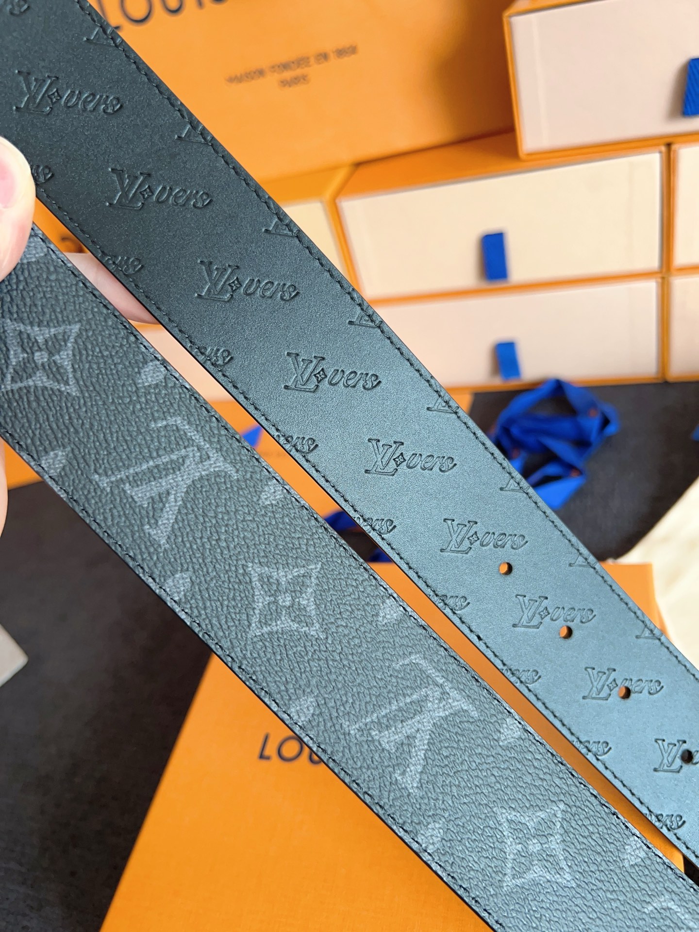 Louis Vuitton 代购级 Lv 驴牌新品 全新 工艺字母搭扣 双面可用 上身效果极佳 质感超好 M4110