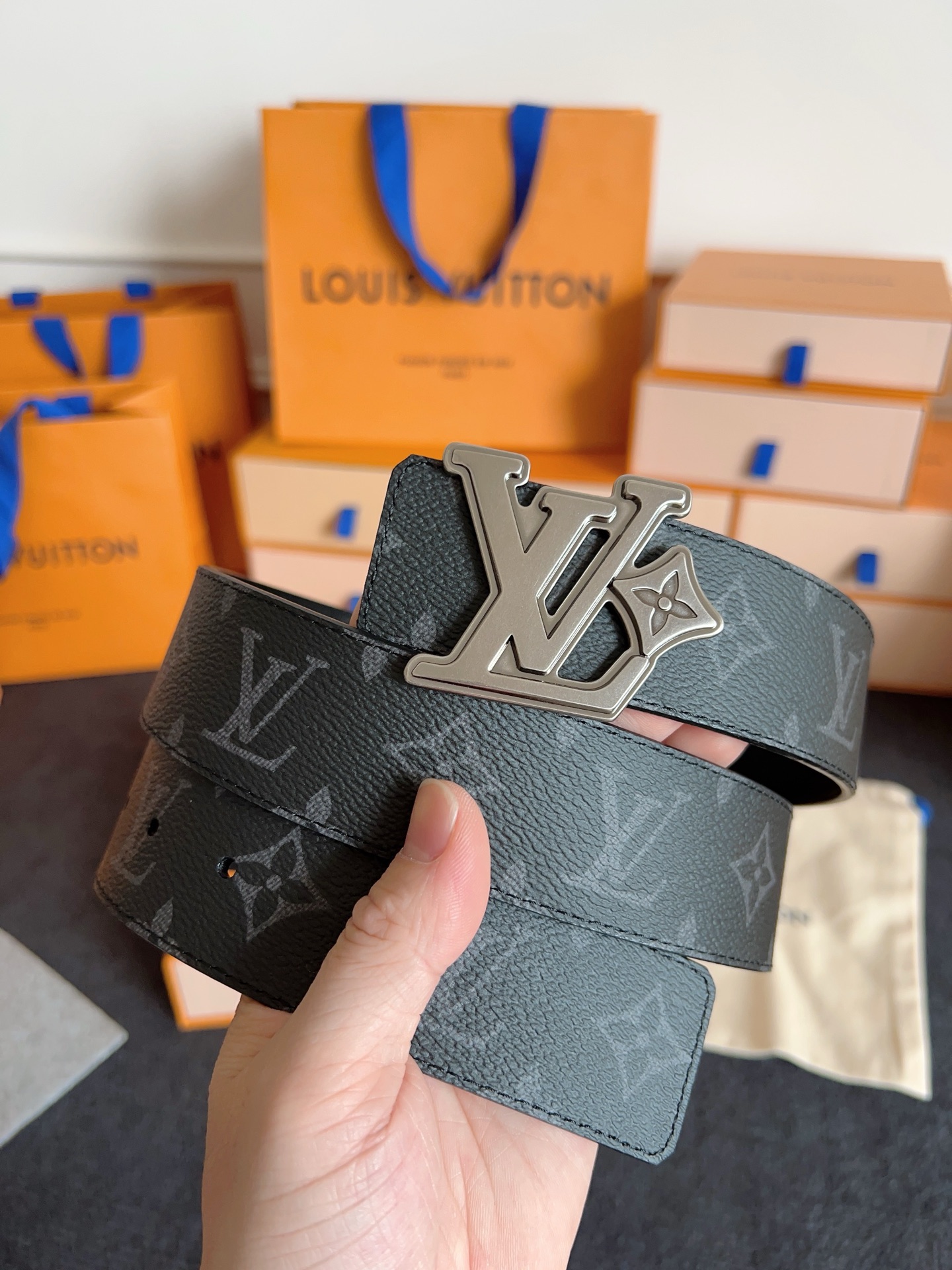 P LV 奢华款现代 饰以雅致大方的标志性 柔软结实的皮带，双色搭配可双面使用；可搭配从礼服到休闲装各种