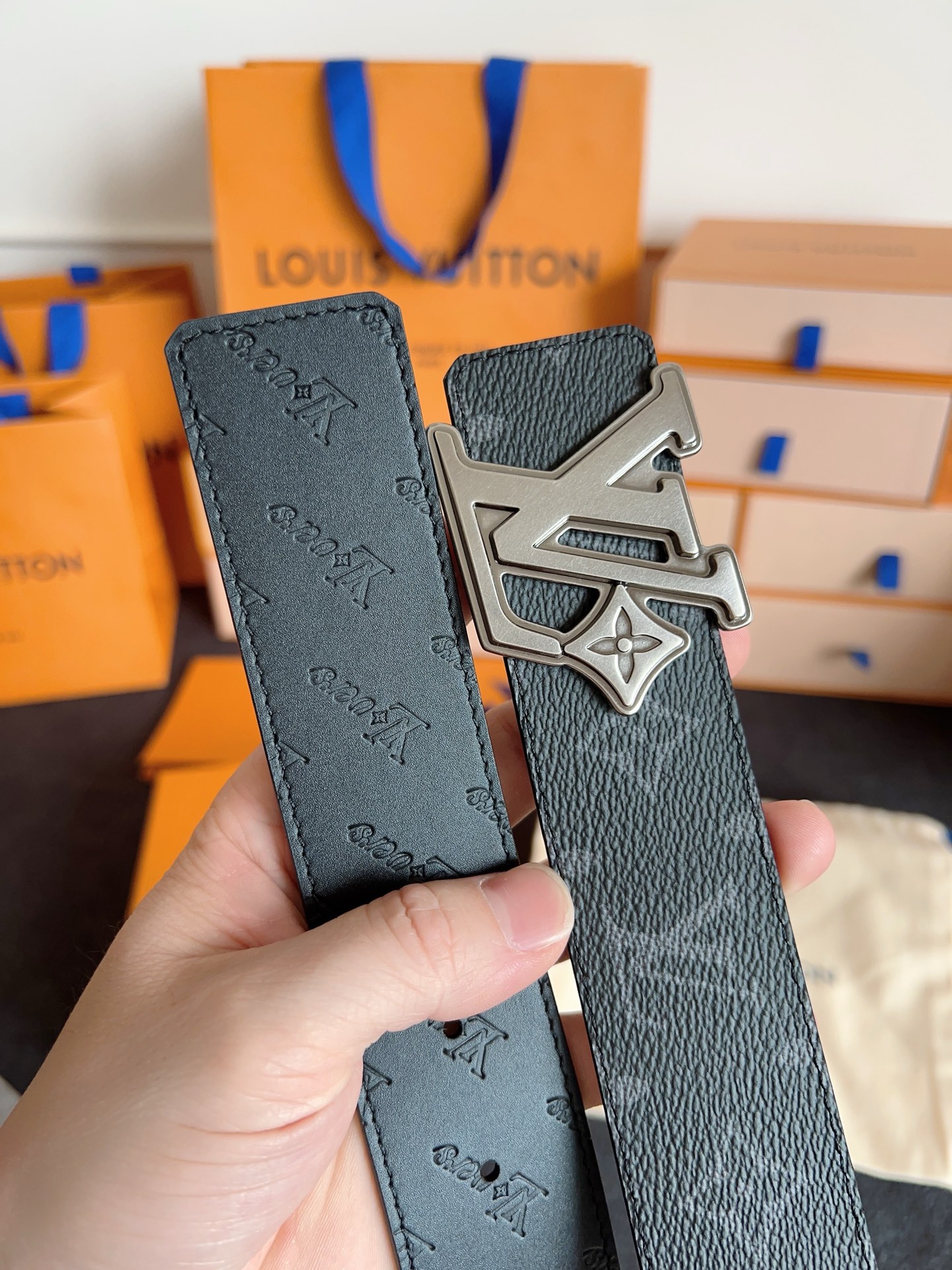 P LV 奢华款现代 饰以雅致大方的标志性 柔软结实的皮带，双色搭配可双面使用；可搭配从礼服到休闲装各种