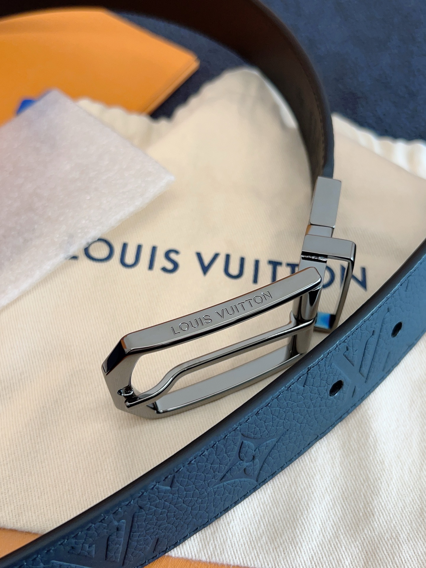 High-Quality LV Men’s Waist Belt with Monogram Pattern and Logo Detail - 图片 7