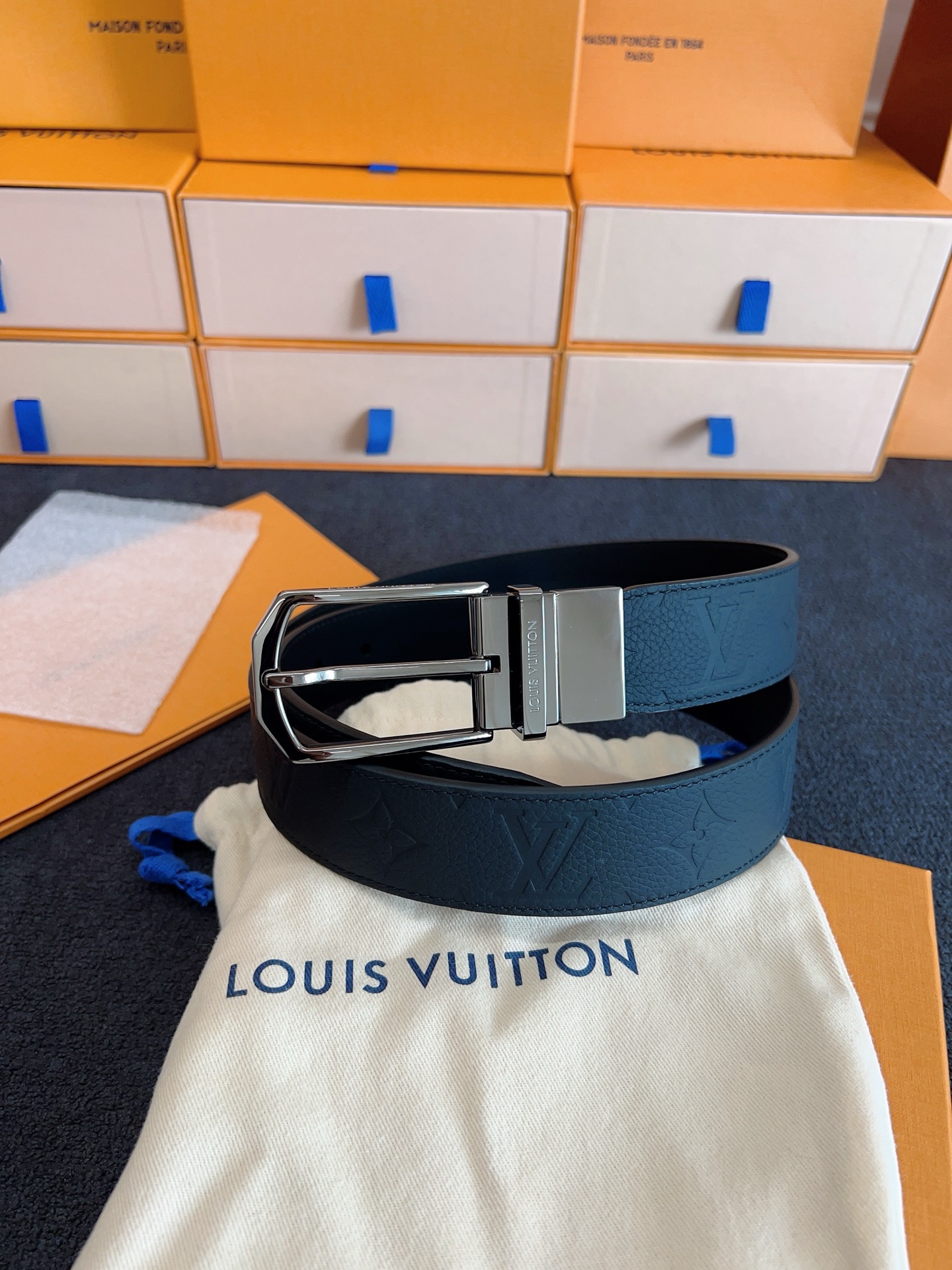 High-Quality LV Men’s Waist Belt with Monogram Pattern and Logo Detail - 图片 4