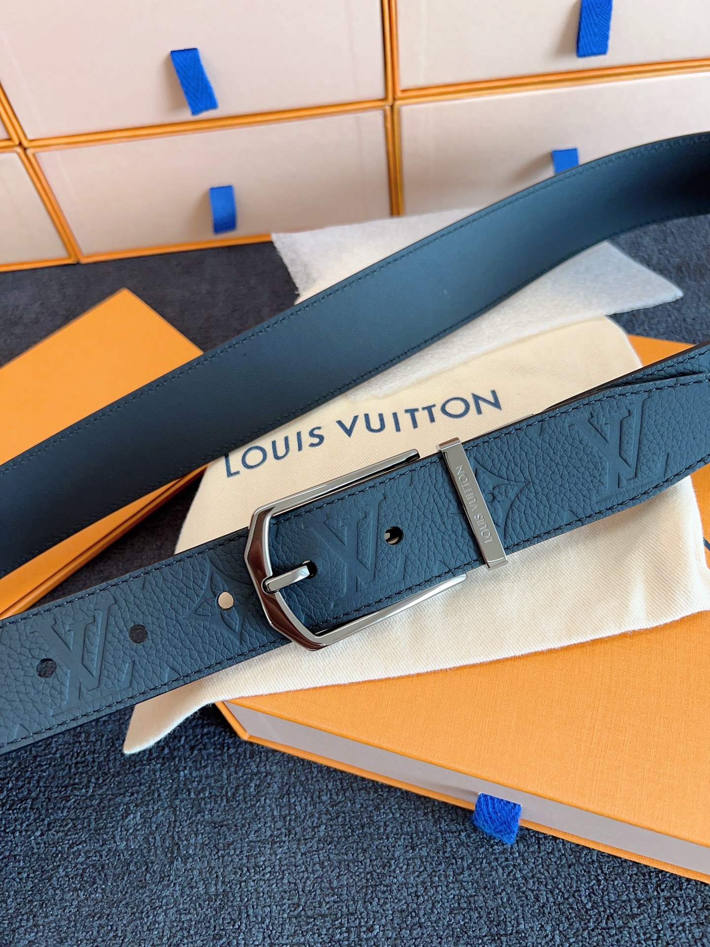 High-Quality LV Men’s Waist Belt with Monogram Pattern and Logo Detail - 图片 5