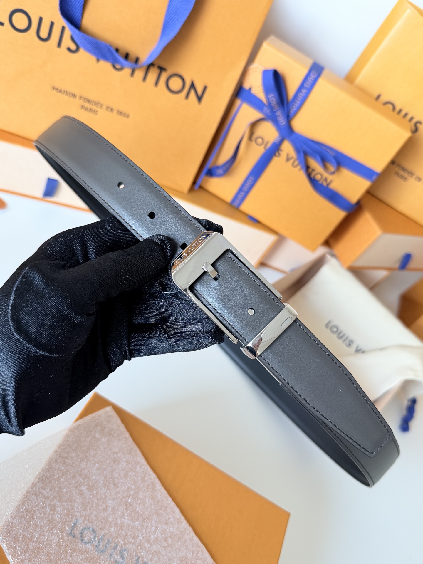 Louis Vuitton LV3.0cm宽M8288