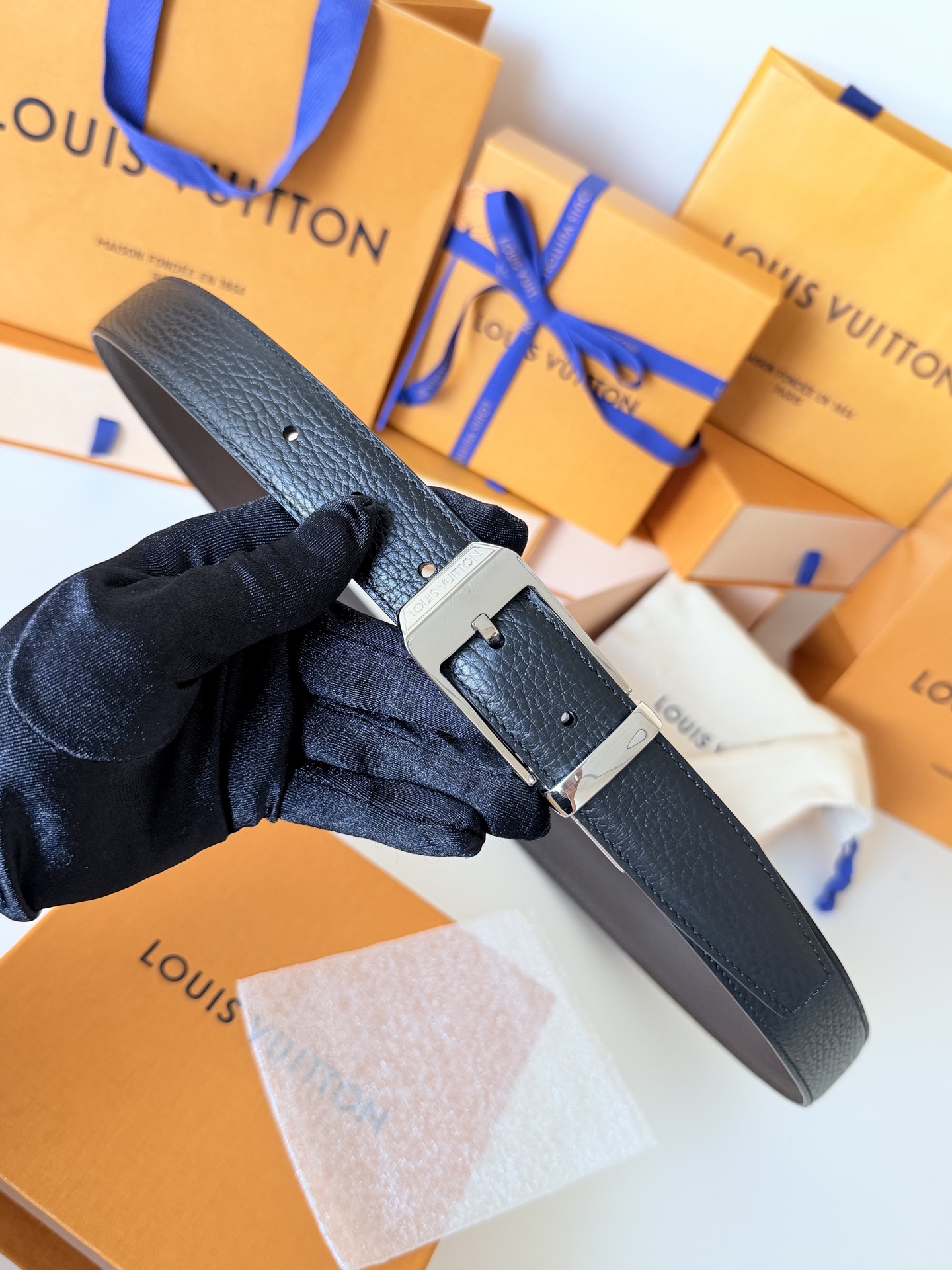 Louis Vuitton LV3.0cm宽M8288
