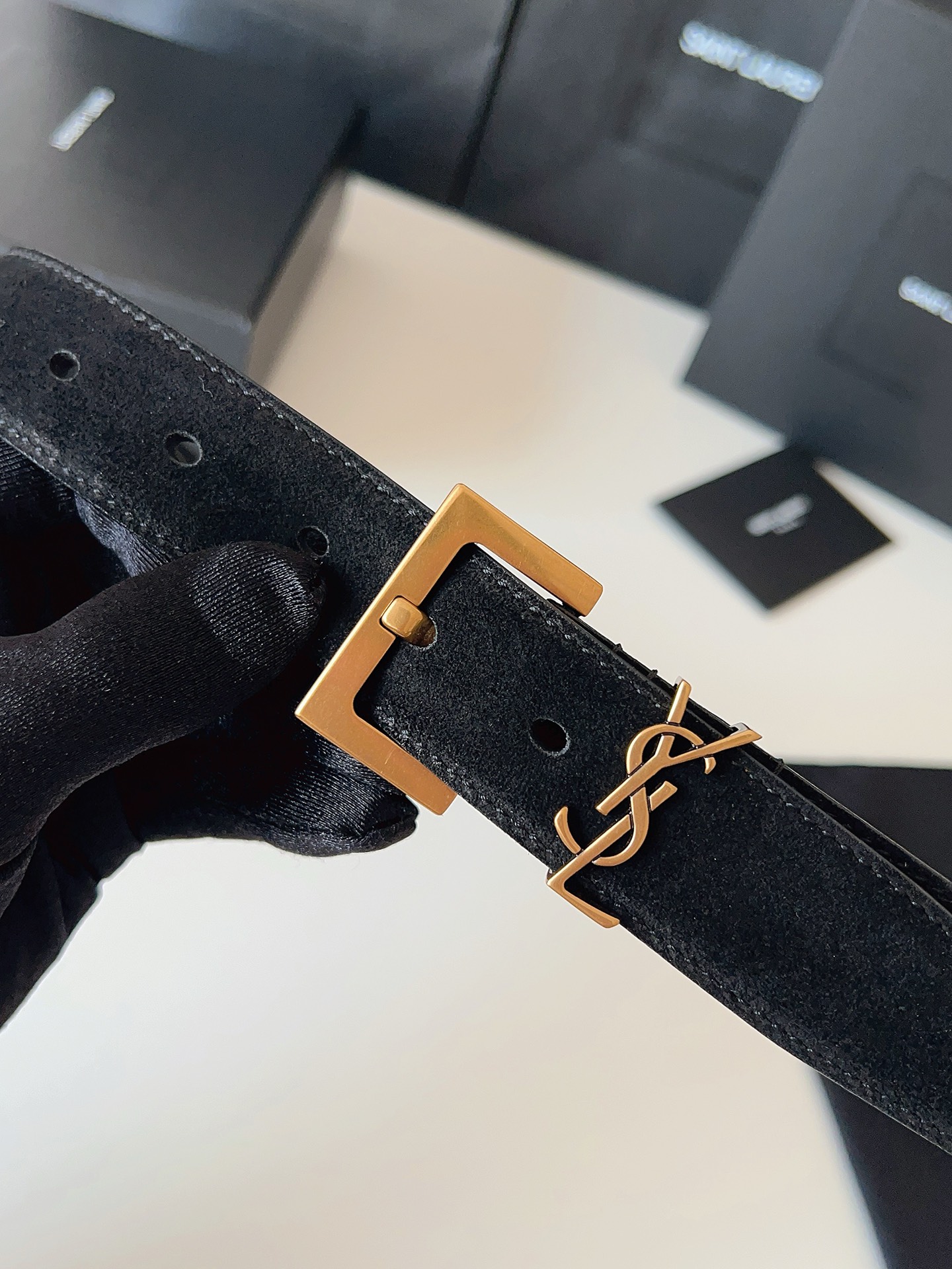 Saint Laurent 宽度：𝟯 𝟬𝗰𝗺 圣罗兰 Yves Saint Laurent « 配全套 原包装 » 全新 绒面双面小牛皮