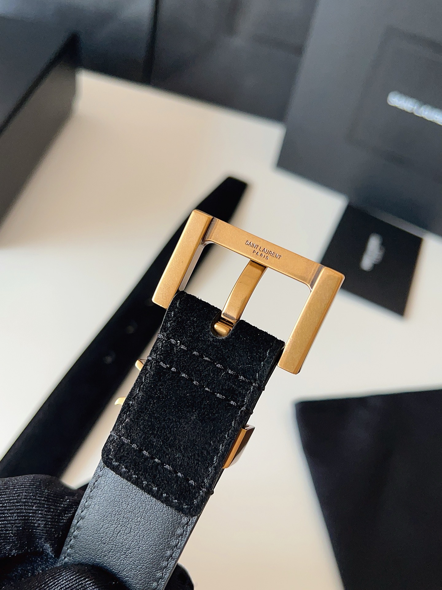 Saint Laurent 宽度：𝟯 𝟬𝗰𝗺 圣罗兰 Yves Saint Laurent « 配全套 原包装 » 全新 绒面双面小牛皮