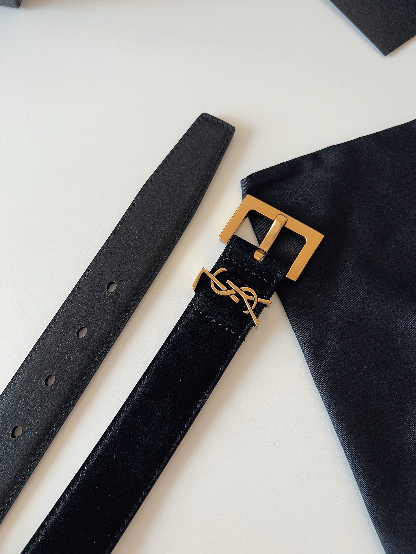 Saint Laurent 宽度：𝟯 𝟬𝗰𝗺 圣罗兰 Yves Saint Laurent « 配全套 原包装 » 全新 绒面双面小牛皮