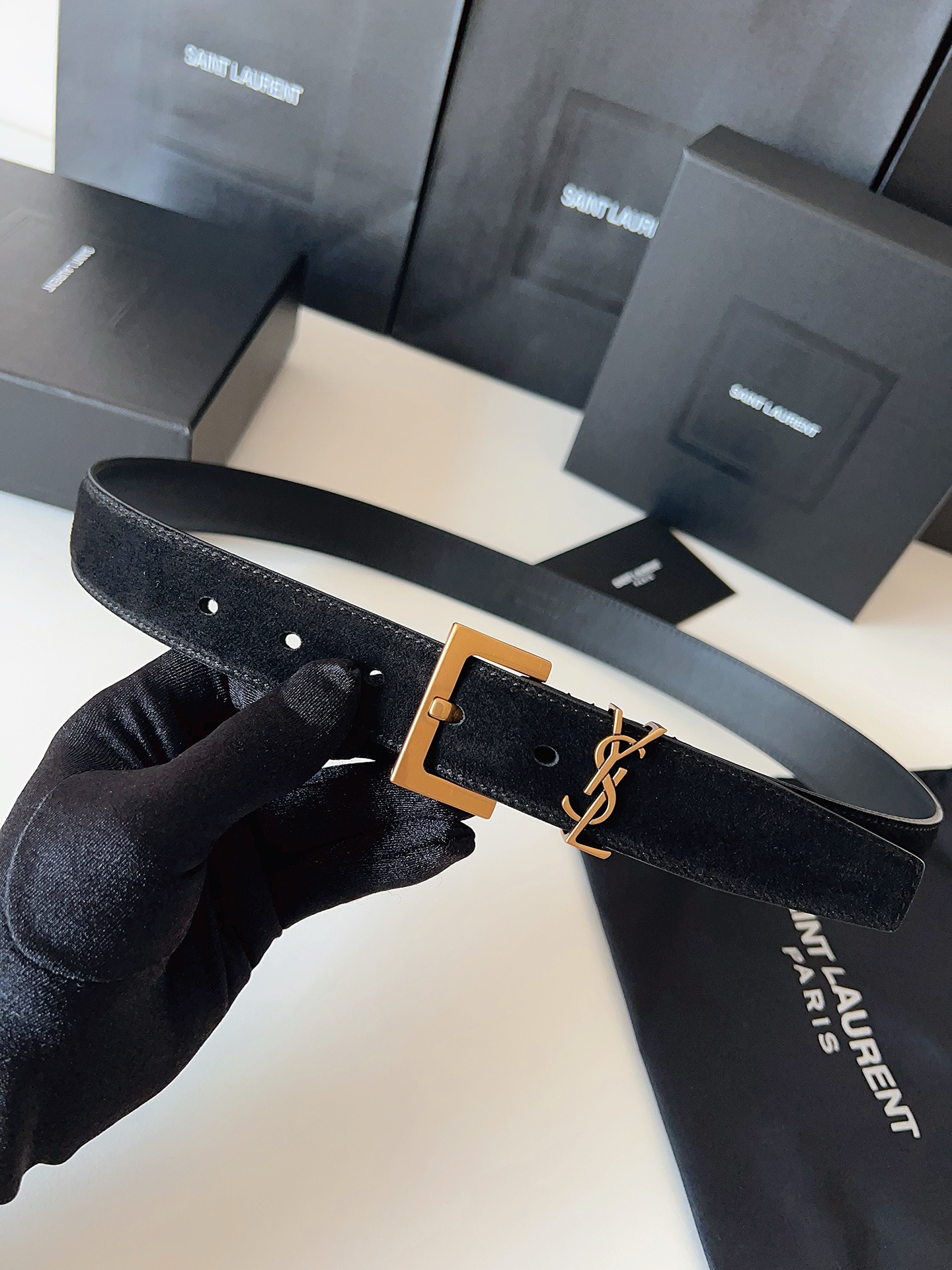 Saint Laurent 宽度：𝟯 𝟬𝗰𝗺 圣罗兰 Yves Saint Laurent « 配全套 原包装 » 全新 绒面双面小牛皮