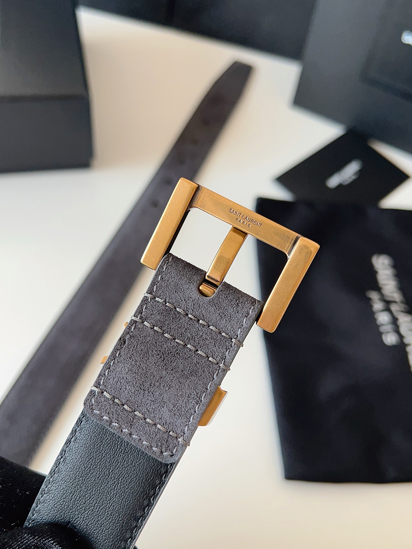 Saint Laurent 宽度：𝟯 𝟬𝗰𝗺 圣罗兰 Yves Saint Laurent « 配全套 原包装 » 全新 绒面双面小牛皮