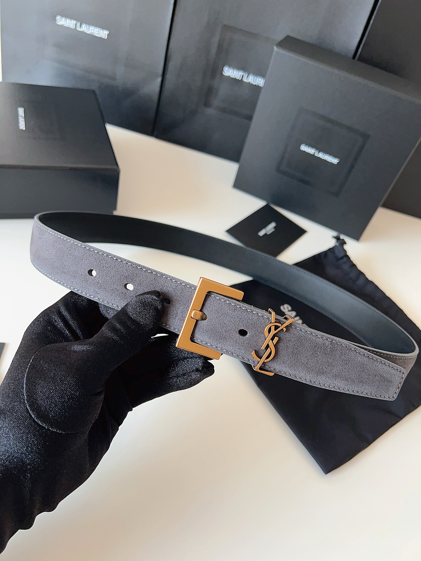 Saint Laurent 宽度：𝟯 𝟬𝗰𝗺 圣罗兰 Yves Saint Laurent « 配全套 原包装 » 全新 绒面双面小牛皮
