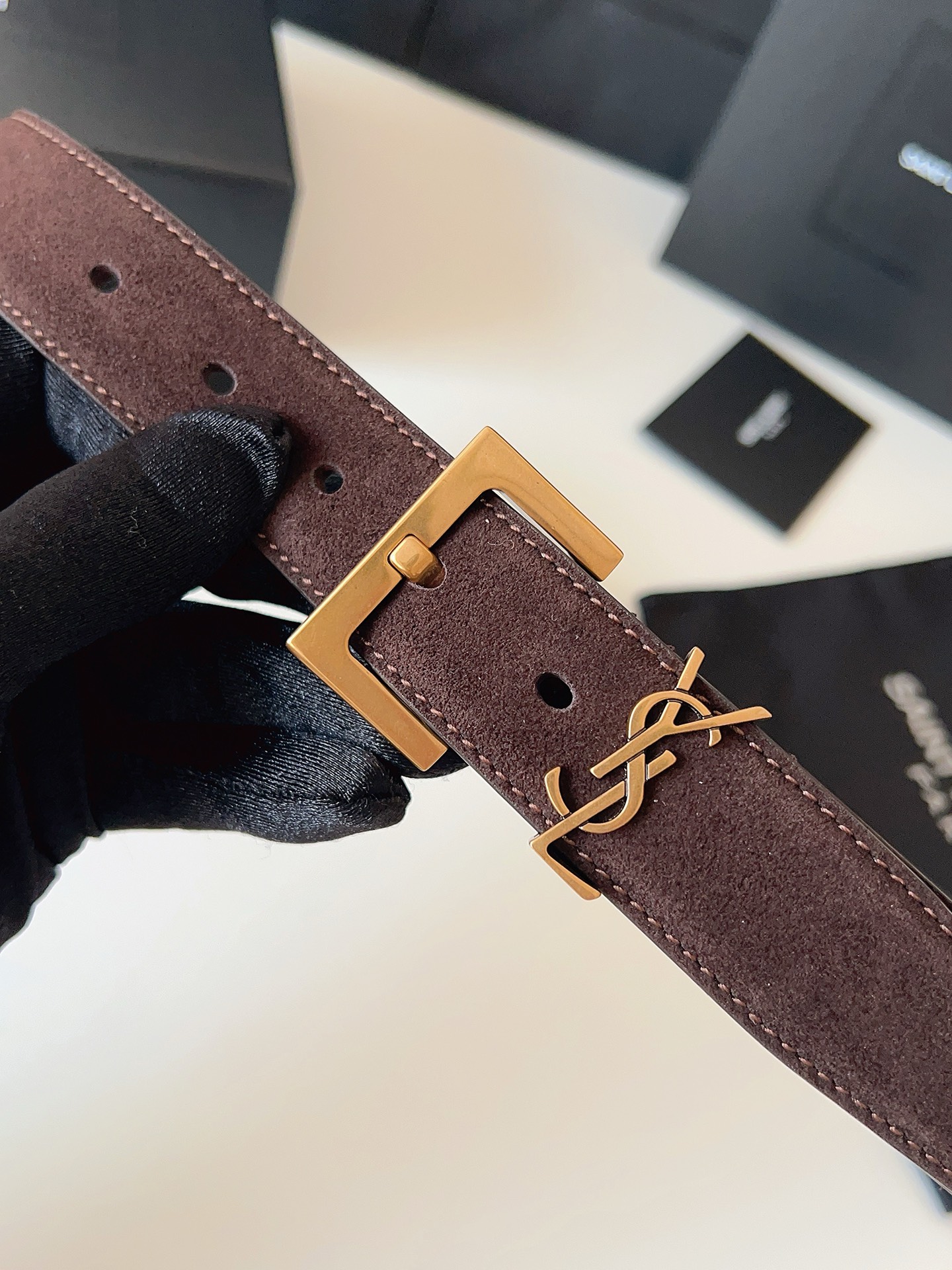Saint Laurent 宽度：𝟯 𝟬𝗰𝗺 圣罗兰 Yves Saint Laurent « 配全套 原包装 » 全新 绒面双面小牛皮