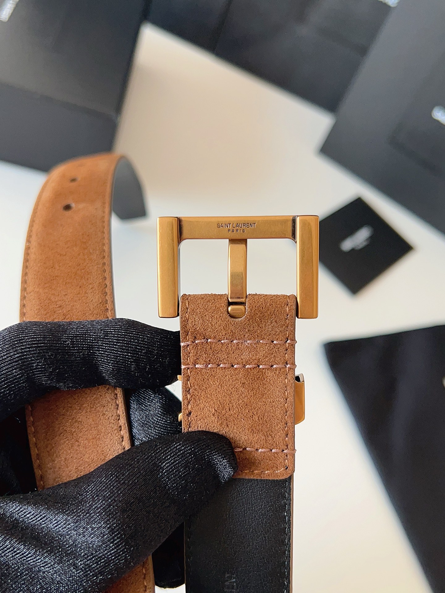 Saint Laurent 宽度：𝟯 𝟬𝗰𝗺 圣罗兰 Yves Saint Laurent « 配全套 原包装 » 全新 绒面双面小牛皮