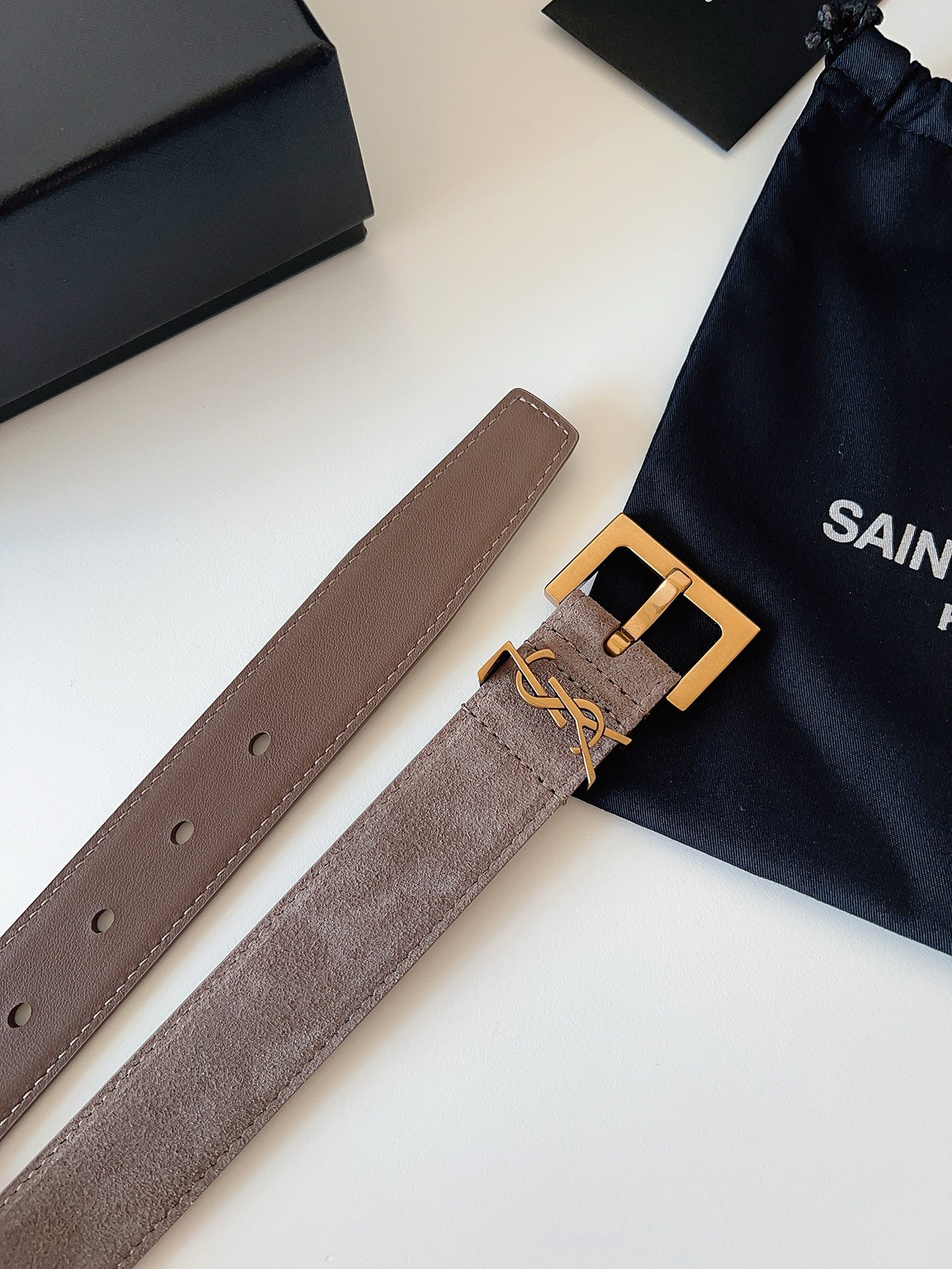 Saint Laurent 宽度：𝟯 𝟬𝗰𝗺 圣罗兰 Yves Saint Laurent « 配全套 原包装 » 全新 绒面双面小牛皮