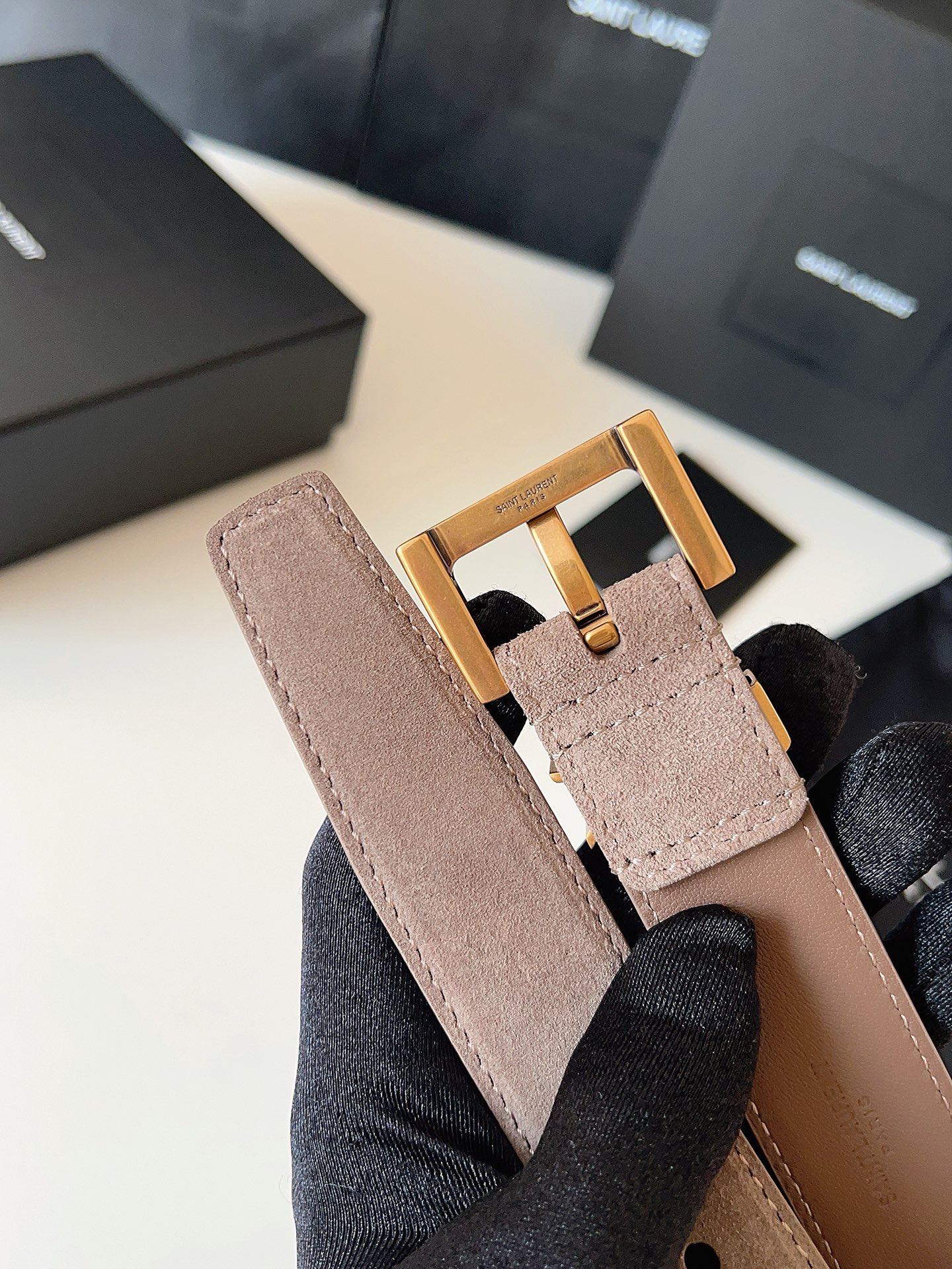 Saint Laurent 宽度：𝟯 𝟬𝗰𝗺 圣罗兰 Yves Saint Laurent « 配全套 原包装 » 全新 绒面双面小牛皮