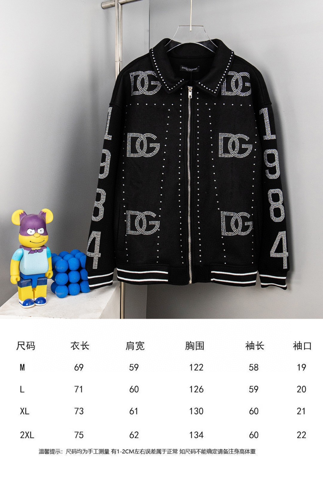 P245。DG
2024走秀款棒球服外套夹克
订购原版开模 历时一个月终于出货了，简直太爱了 上身真的超级帅。抖音某博主讲今年D&G
新出的会成为未来的趋势，随意翻翻街拍 就能发现明星们都把它当作收藏级的外套，男女轻奢主义通勤必备单品。开发全网最高版本  耗时1个月订制 成本极高  德国进口横机定织羊毛提花螺纹，选用进口小羊皮的头层皮  褶皱纹路质感无敌  手工切割 精工细作  拼皮位置非常讲究技术  整件衣服好不好看就要看这位置  顶级做工  细节经得起考验 。定制全套辅料，字母清晰完美还原无差别。高端大气 档次十足！ 整件衣服全部为重工艺独家定制 毛巾贴布绣 与工艺刺绣完美结合 精准下针！绝对的重工艺品质！


M L XL XXL