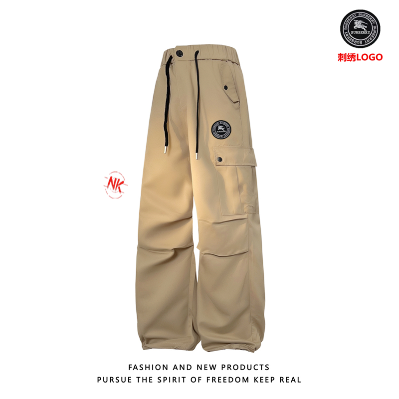 💰120 刺绣logo
巴宝莉BURBERRY经典LOGO三防复合冲锋裤男春季裤子。。
老渠道精品推荐2025一款绝杀的机能伞兵裤工装裤潮流宽松直筒休闲裤哦!女生也能GET起它的运动风格,宽松得体的造型感哦,上身俐落又干净。高级精致感完美展现!客供定制的进口材质哦,摸着面料质感肉实哦。肌里感清晰可见,有净重感。两侧大口袋贴饰设计非常醒目,与裆位对齐!将雅痞的一面融入到运动风格中亦庄亦谐。9分裤的宽松版型裁剪,搭配运动鞋,秋冬高帮靴,工装裤男的帅气感就是你