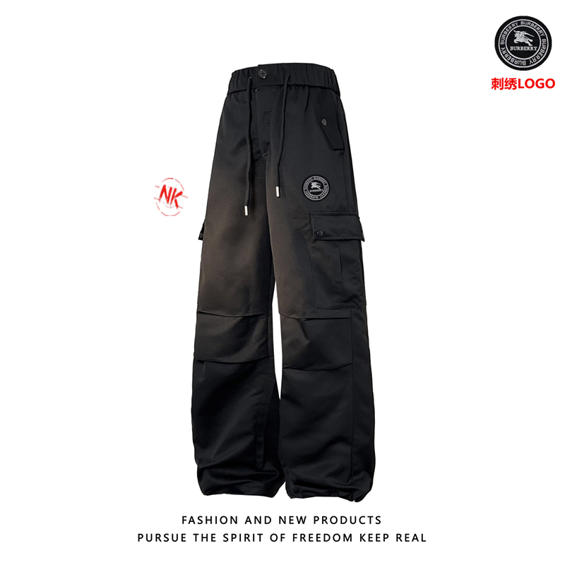 💰120 刺绣logo
巴宝莉BURBERRY经典LOGO三防复合冲锋裤男春季裤子。。
老渠道精品推荐2025一款绝杀的机能伞兵裤工装裤潮流宽松直筒休闲裤哦!女生也能GET起它的运动风格,宽松得体的造型感哦,上身俐落又干净。高级精致感完美展现!客供定制的进口材质哦,摸着面料质感肉实哦。肌里感清晰可见,有净重感。两侧大口袋贴饰设计非常醒目,与裆位对齐!将雅痞的一面融入到运动风格中亦庄亦谐。9分裤的宽松版型裁剪,搭配运动鞋,秋冬高帮靴,工装裤男的帅气感就是你