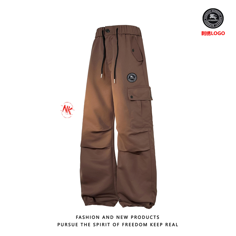 💰120    刺绣logo
巴宝莉BURBERRY经典LOGO三防复合冲锋裤男春季裤子。。
老渠道精品推荐2025一款绝杀的机能伞兵裤工装裤潮流宽松直筒休闲裤哦！女生也能GET起它的运动风格，宽松得体的造型感哦，上身俐落又干净。高级精致感完美展现！客供定制的进口材质哦，摸着面料质感肉实哦。肌里感清晰可见，有净重感。两侧大口袋贴饰设计非常醒目，与裆位对齐！将雅痞的一面融入到运动风格中亦庄亦谐。9分裤的宽松版型裁剪，搭配运动鞋，秋冬高帮靴，工装裤男的帅气感就是你