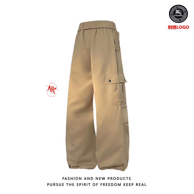 💰120 刺绣logo
巴宝莉BURBERRY经典LOGO三防复合冲锋裤男春季裤子。。
老渠道精品推荐2025一款绝杀的机能伞兵裤工装裤潮流宽松直筒休闲裤哦!女生也能GET起它的运动风格,宽松得体的造型感哦,上身俐落又干净。高级精致感完美展现!客供定制的进口材质哦,摸着面料质感肉实哦。肌里感清晰可见,有净重感。两侧大口袋贴饰设计非常醒目,与裆位对齐!将雅痞的一面融入到运动风格中亦庄亦谐。9分裤的宽松版型裁剪,搭配运动鞋,秋冬高帮靴,工装裤男的帅气感就是你