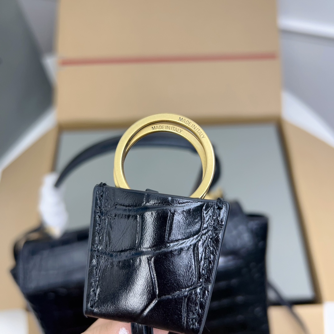 💰780鳄鱼纹金扣迷你22cm）𝐁𝐚𝐥𝐞𝐧𝐜𝐢𝐚𝐠𝐚 𝐑𝐨𝐝𝐞𝐨 🖤🖤
🔥好不容易抢到的Rodeo！！！柔软的大廓形包包，上身慵懒感立刻get🤗真的很喜欢又方便又酷的超实用大包～这款以洛杉矶Rodeo Drive命名的新款 秀场上已经一眼惊艳到了 非常符合当下流行的静奢风◾️▪️高级感还是得看巴黎世家 
尺寸：长22.8✖️高9.9✖️宽8.3厘米