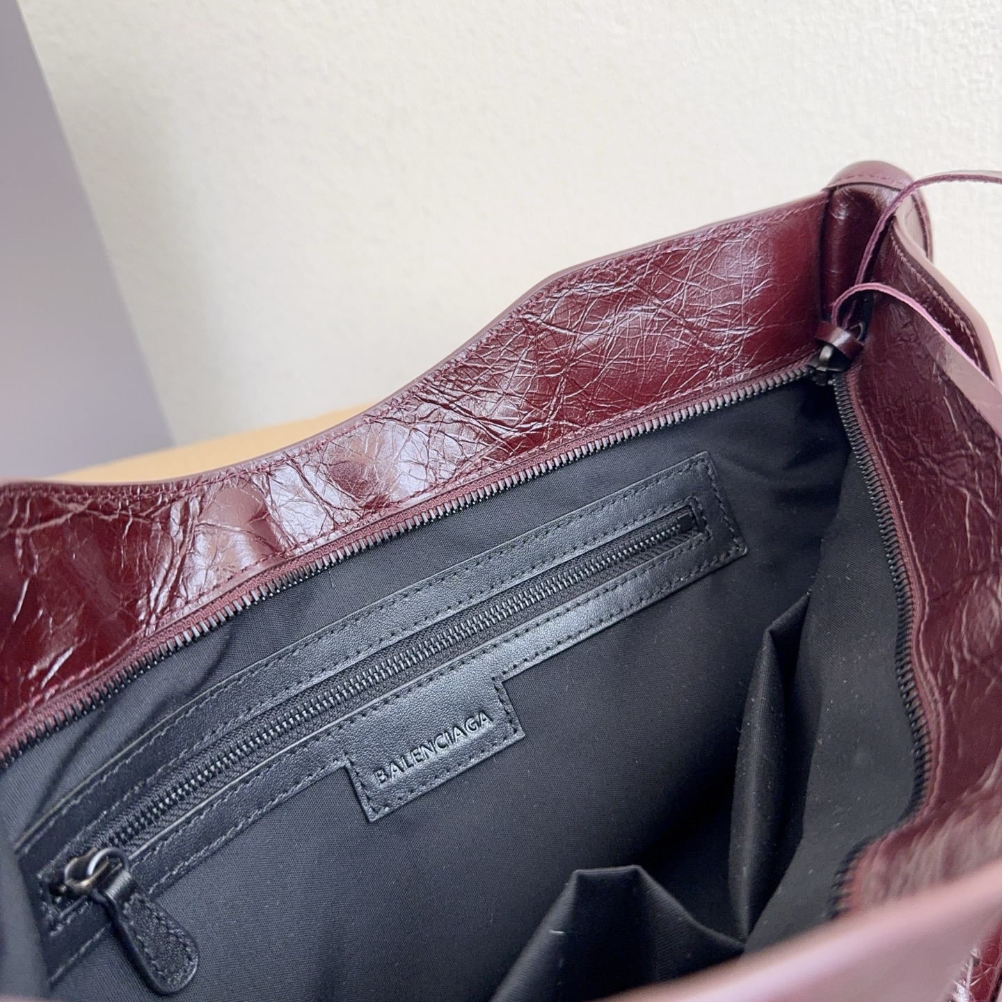 巴家の酒紅色『時代の涙』爆裂纹羊皮老款機車包