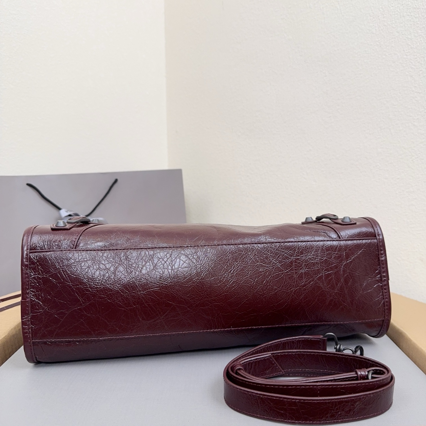 巴家の酒紅色『時代の涙』爆裂纹羊皮老款機車包