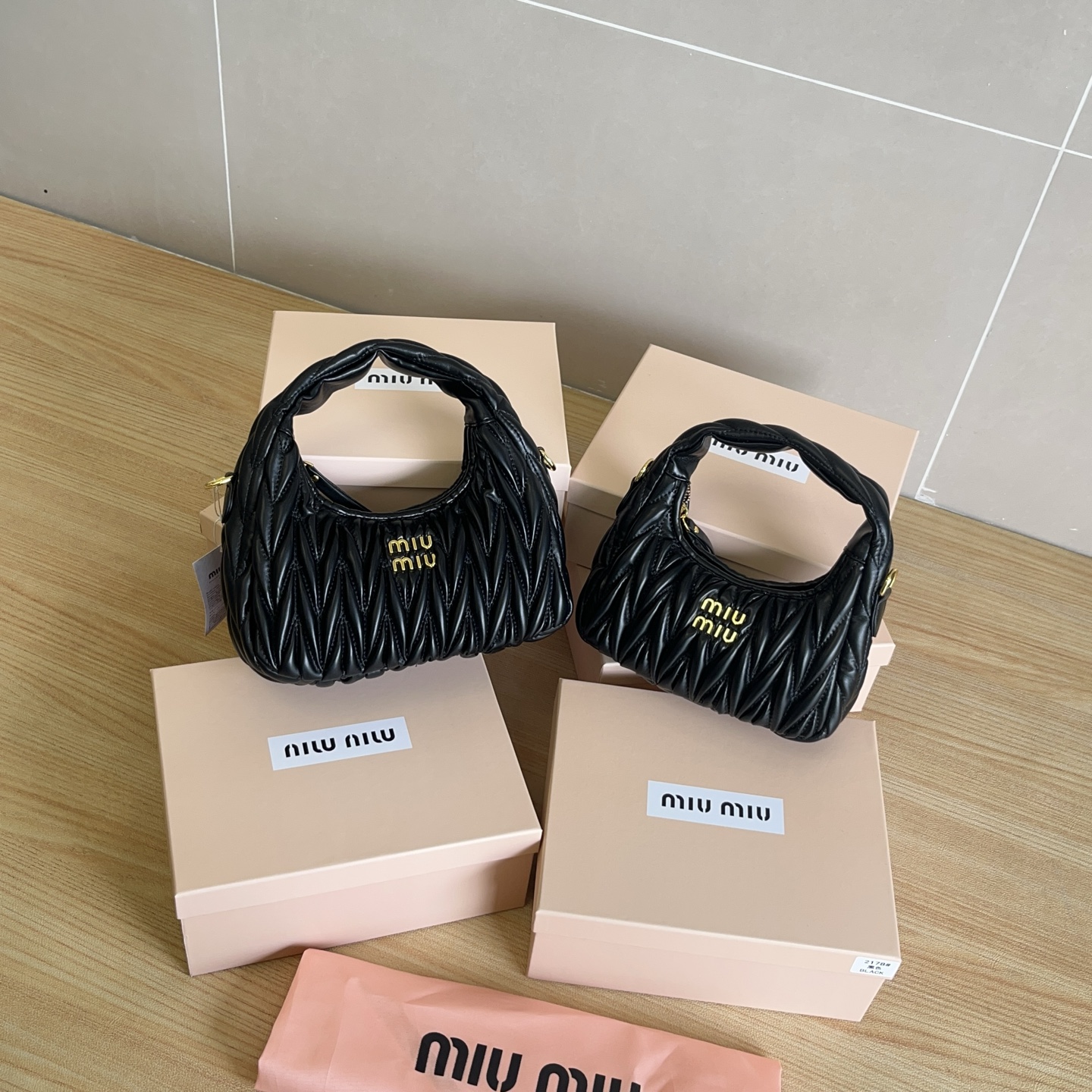 Miumiu最新款腋下包 5