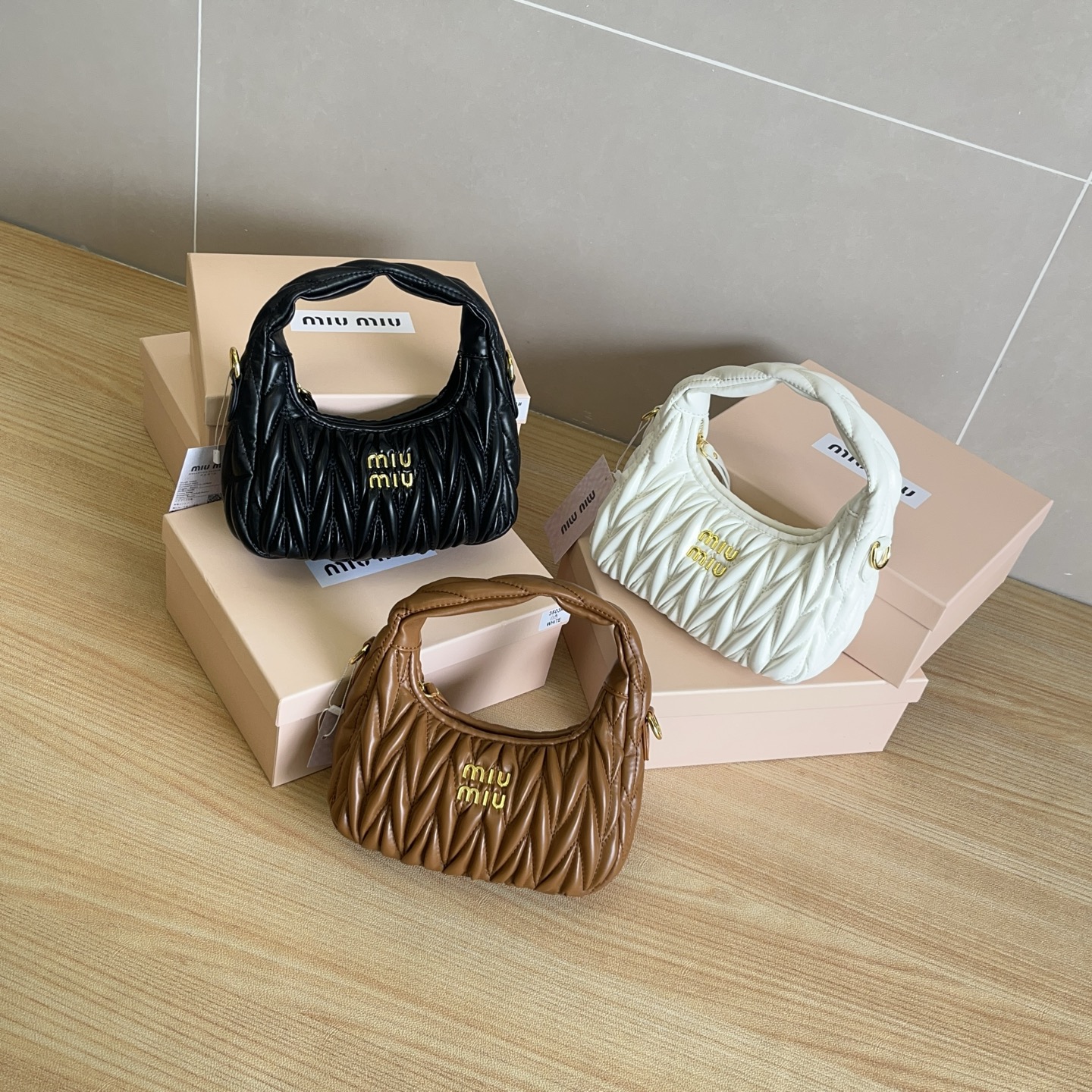 Miumiu最新款腋下包 3