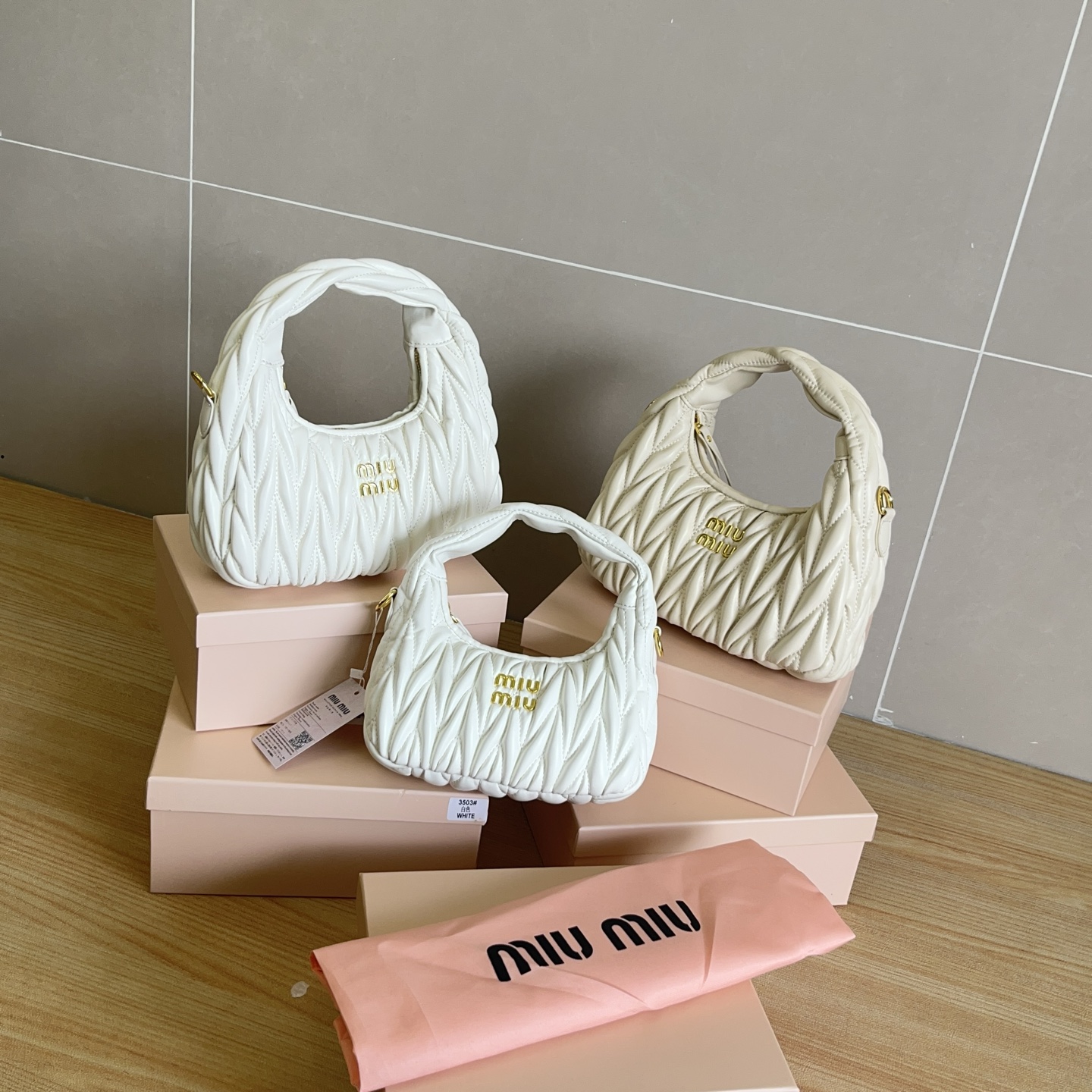 Miumiu最新款腋下包 6