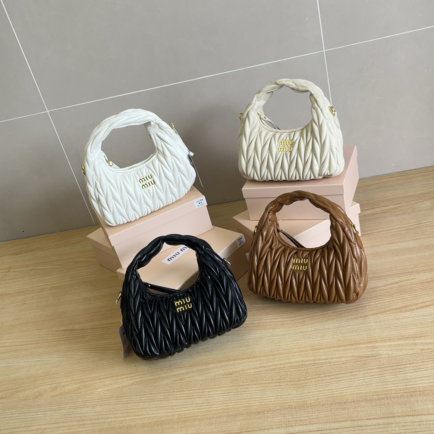 Miumiu最新款腋下包 2