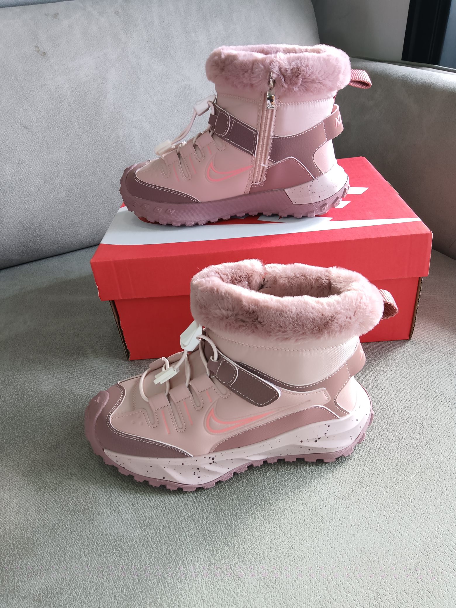 图片[5]-Nike 2024秋冬新品 秋冬必备（内里加绒保暖🔥）时尚休闲雪地靴系列 专供品质 面料采用进口头层皮材质 鞋内里采用🔥毛茸一体内里保暖锁热。外置防滑橡胶大底 魔术贴设计 穿脱十分方便 采用TPU模压定型真皮鞋面材质 科技外底防滑,耐磨性和良好的弹性! 尺码：28——37-选品中心