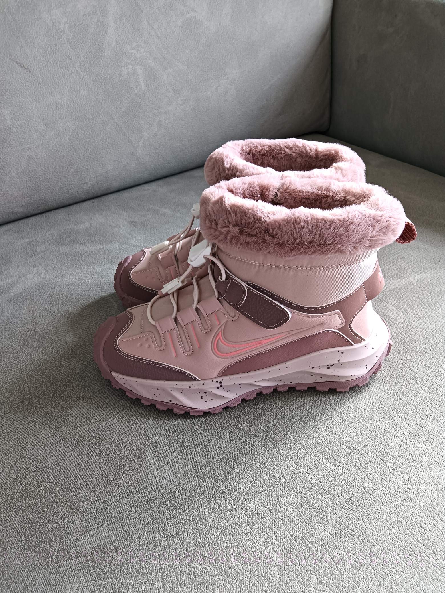 Nike 2024秋冬新品 秋冬必备(内里加绒保暖🔥)时尚休闲雪地靴系列 专供品质 面料采用进口头层皮材质 鞋内里采用🔥毛茸一体内里保暖锁热。外置防滑橡胶大底 魔术贴设计 穿脱十分方便 采用TPU模压定型真皮鞋面材质 科技外底防滑,耐磨性和良好的弹性! 尺码:28——37-选品中心