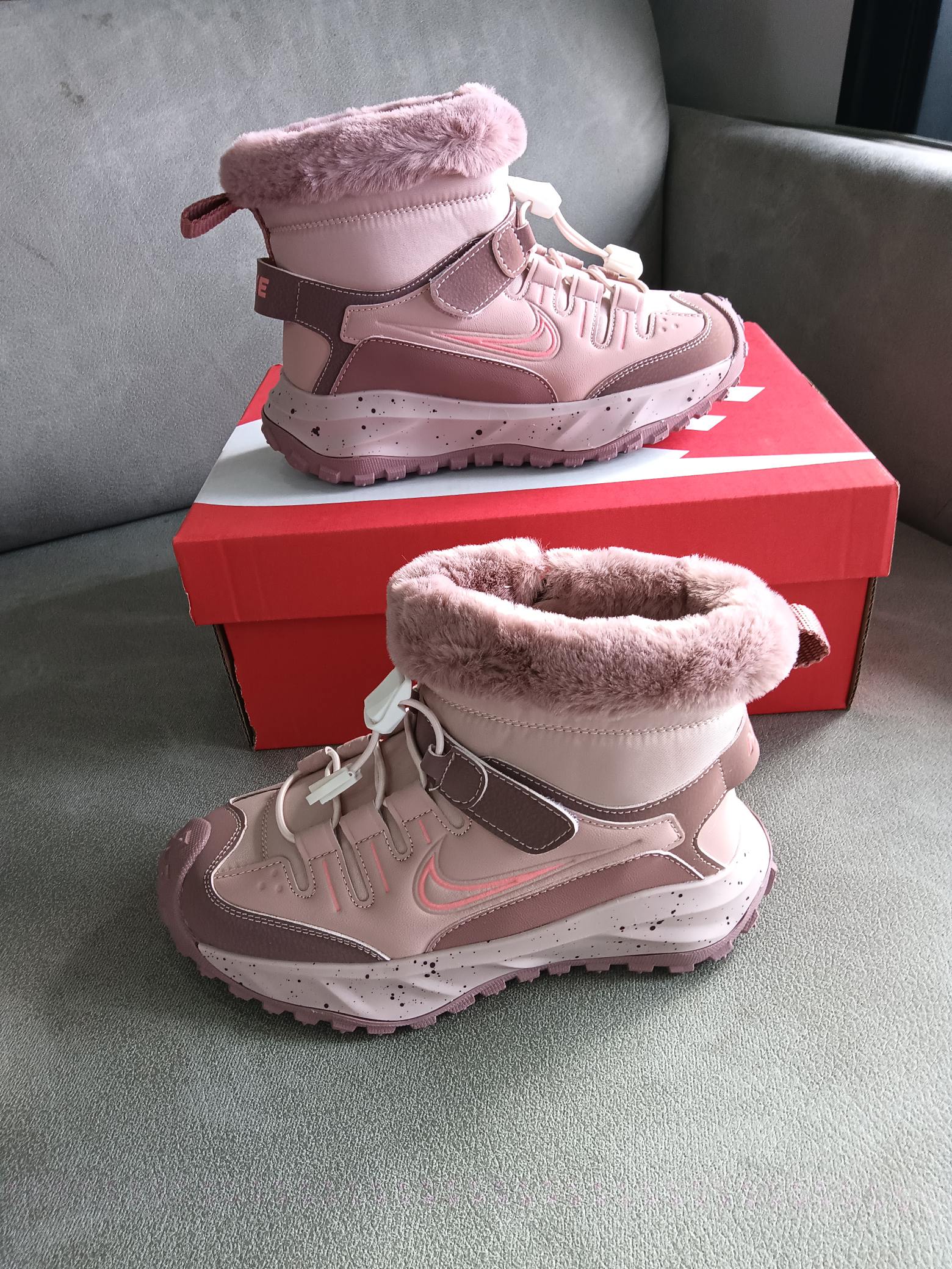 图片[6]-Nike 2024秋冬新品 秋冬必备（内里加绒保暖🔥）时尚休闲雪地靴系列 专供品质 面料采用进口头层皮材质 鞋内里采用🔥毛茸一体内里保暖锁热。外置防滑橡胶大底 魔术贴设计 穿脱十分方便 采用TPU模压定型真皮鞋面材质 科技外底防滑,耐磨性和良好的弹性! 尺码：28——37-选品中心