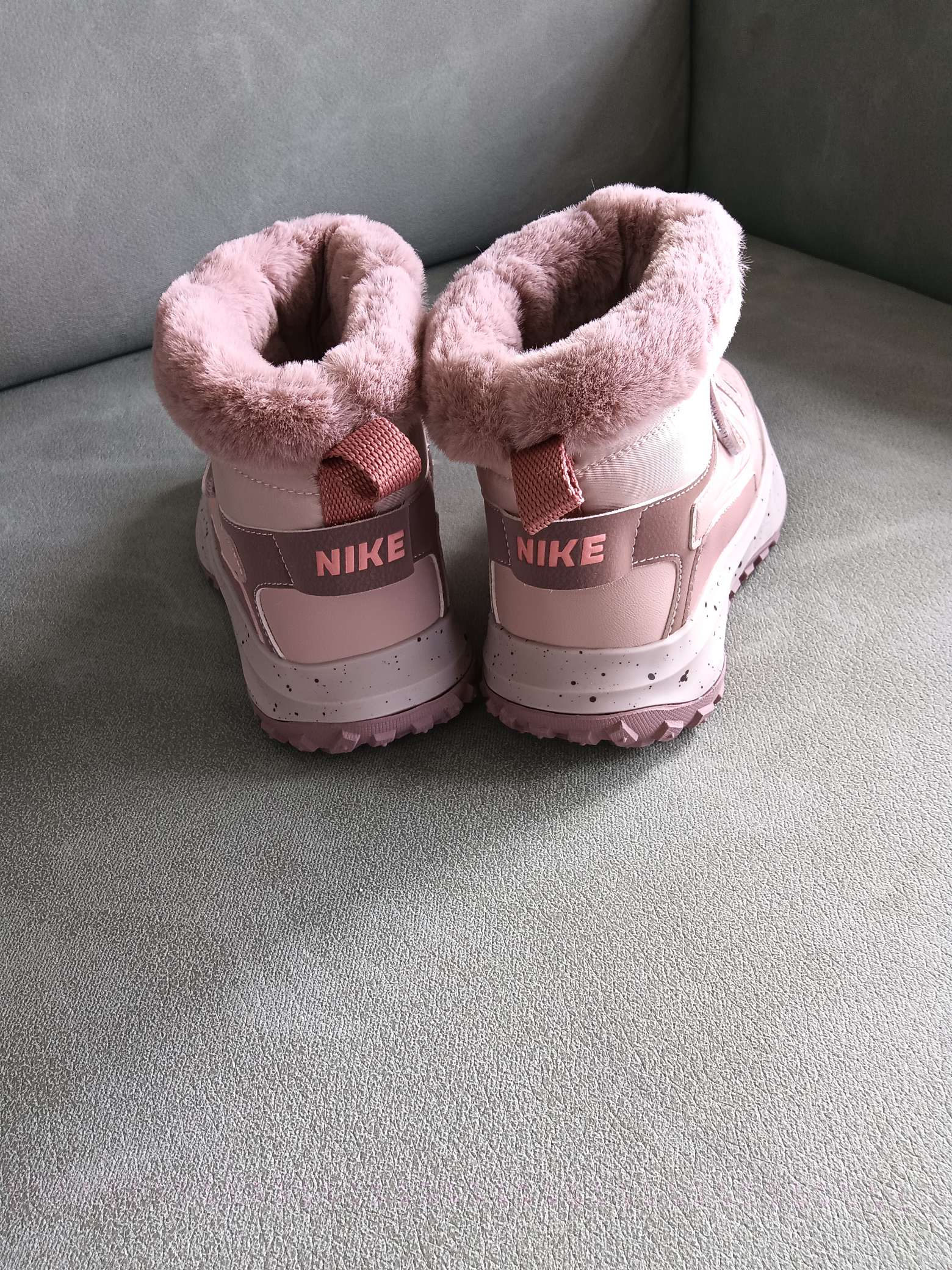 图片[2]-Nike 2024秋冬新品 秋冬必备（内里加绒保暖🔥）时尚休闲雪地靴系列 专供品质 面料采用进口头层皮材质 鞋内里采用🔥毛茸一体内里保暖锁热。外置防滑橡胶大底 魔术贴设计 穿脱十分方便 采用TPU模压定型真皮鞋面材质 科技外底防滑,耐磨性和良好的弹性! 尺码：28——37-选品中心